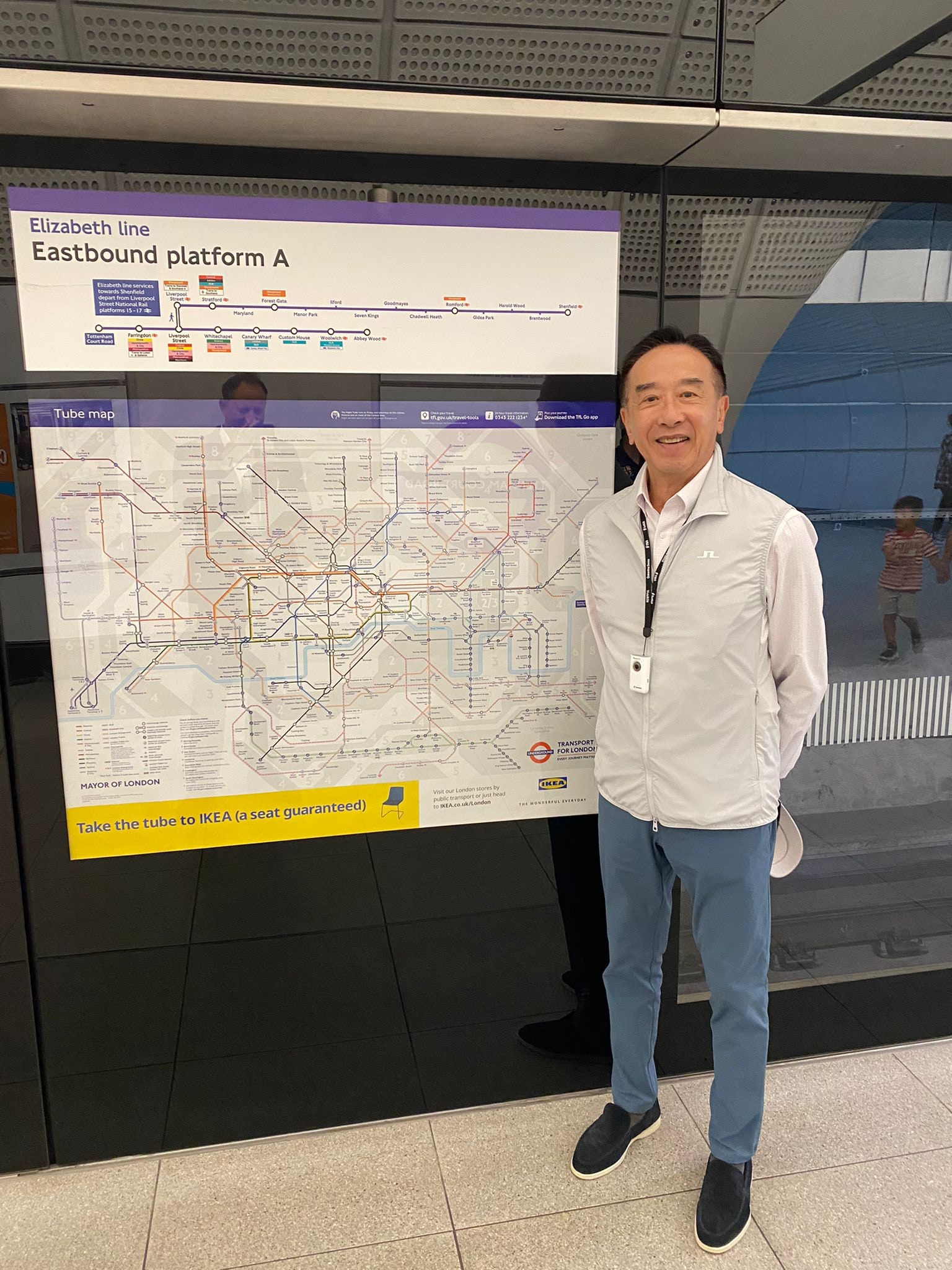 田北俊「體察」英國民情，乘搭啟用不久的倫敦伊利沙伯鐵路線。（田北俊提供圖片)