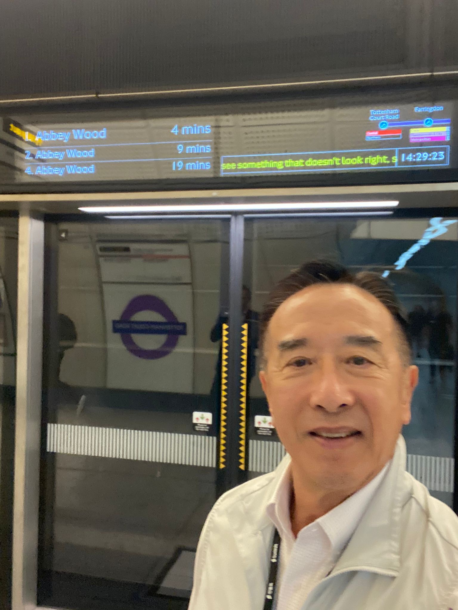 田北俊「體察」英國民情，乘搭啟用不久的倫敦伊利沙伯鐵路線。（田北俊提供圖片)