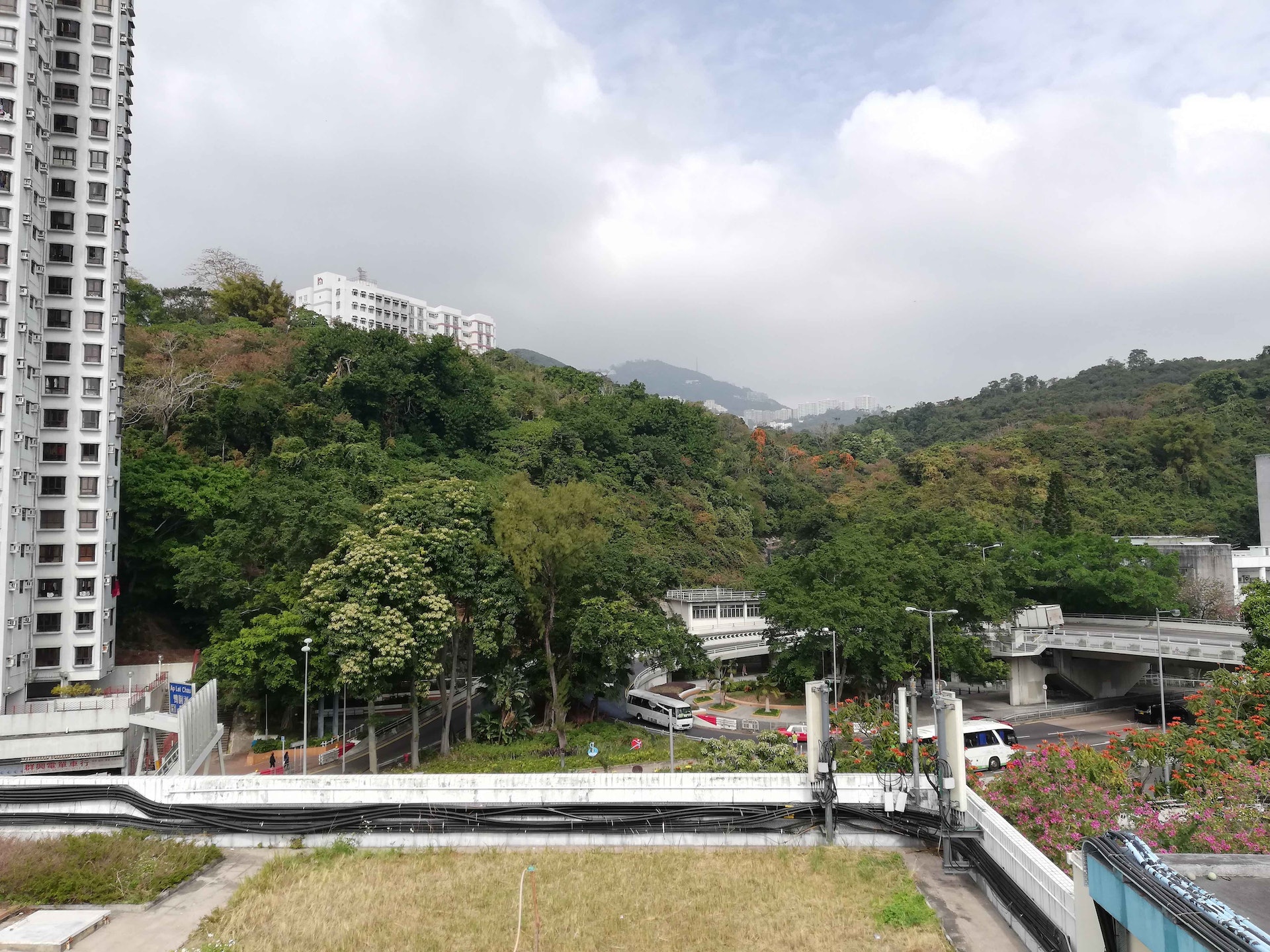 南區空氣質素健康指數達「10+」嚴重水平。圖為南區空氣質素監測站週圍環境。(環保署圖片) 南區空氣質素健康指數達「10+」嚴重水平。圖為南區空氣質素監測站週圍環境。(環保署圖片)
