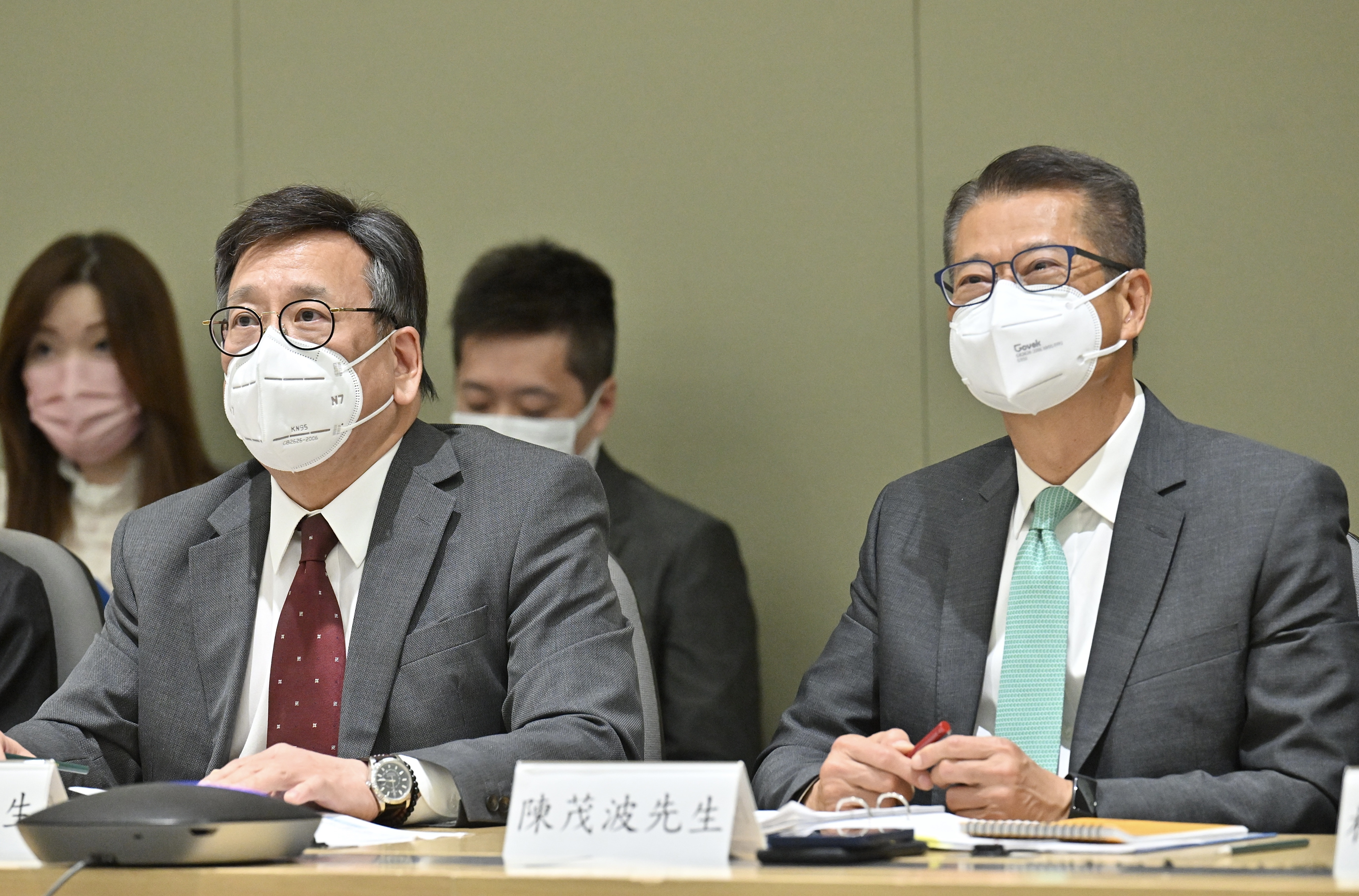 財政司司長陳茂波（右）聯同商務及經濟發展局局長丘應樺（左）出席支持香港全面參與和助力「一帶一路」建設聯席會議第五次會議。（政府新聞處）