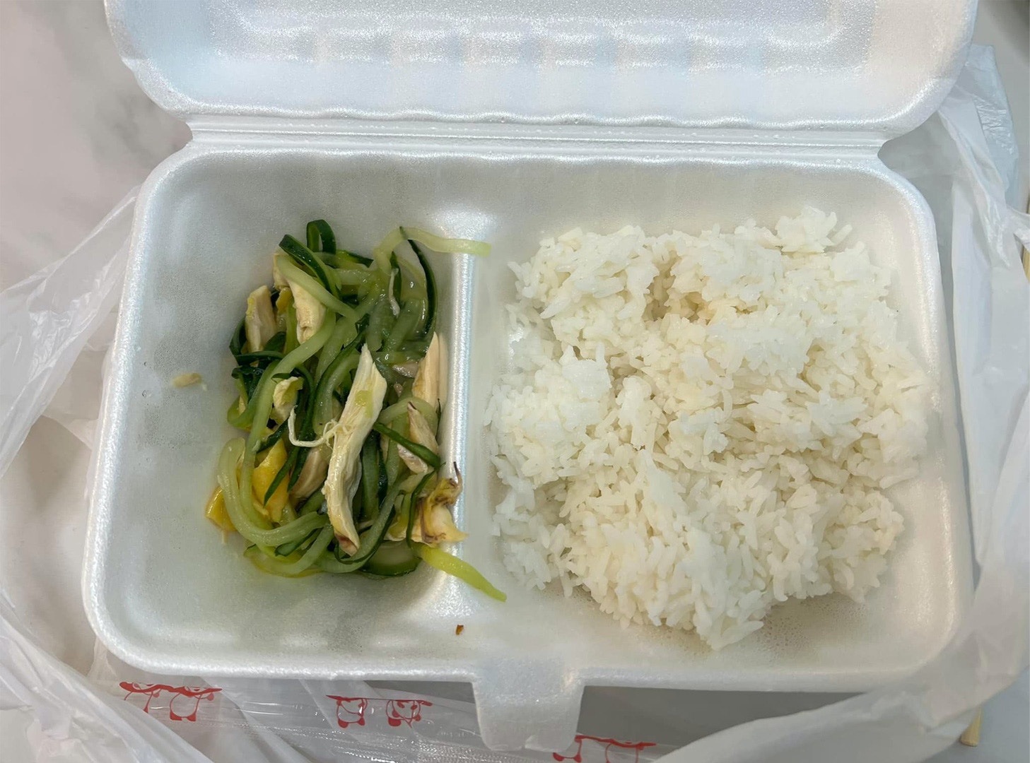 36手撕雞外賣飯盒 三啖飯一啖餸 網民以為食剩 走雞青瓜飯