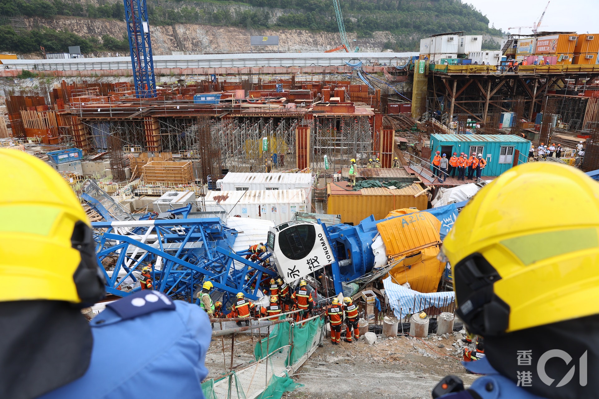 秀茂坪安達臣道近安泰邨一個建築地盤內,有一個天秤懷疑操作期間突然塌下,擊中地盤內多個貨櫃.(鄭子峰攝) 秀茂坪安達臣道近安泰邨一個建築地盤內,有一個天秤懷疑操作期間突然塌下,擊中地盤內多個貨櫃.(鄭子峰攝)