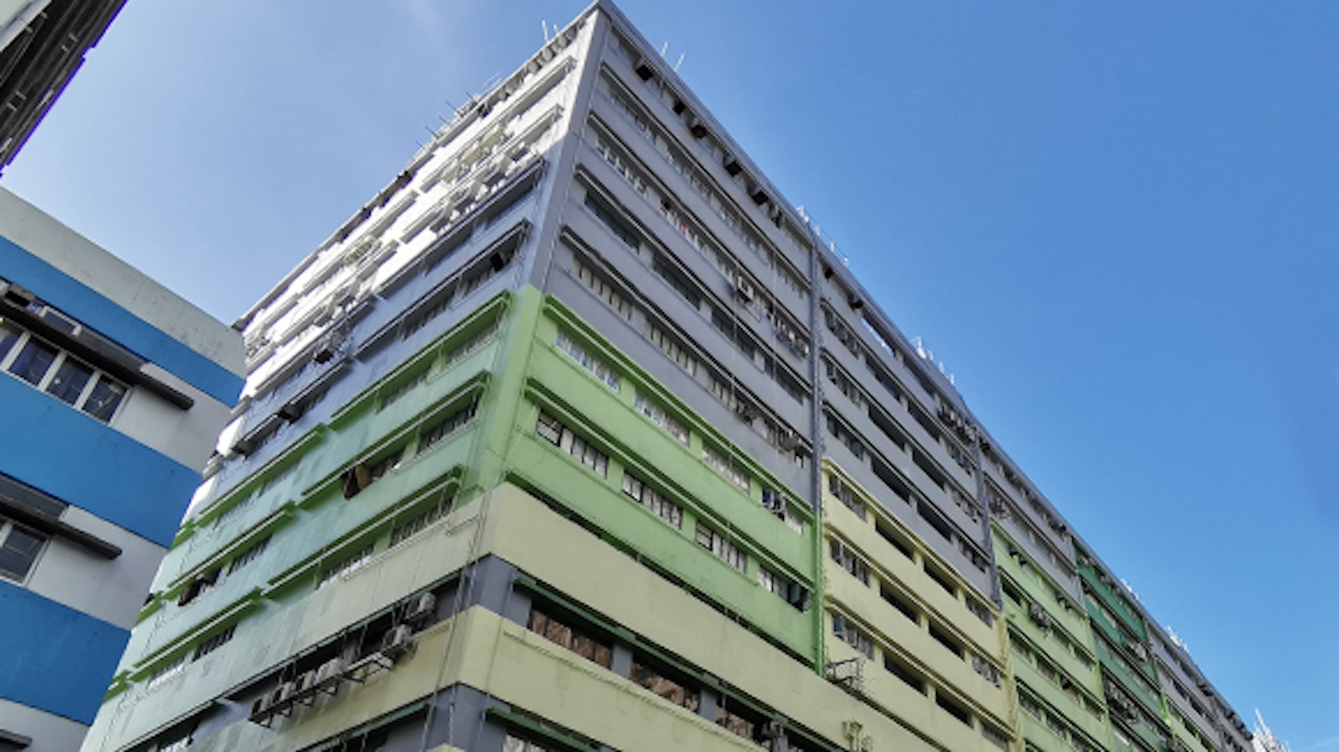 葵德工業中心設有2座,樓高11層,總樓面約74.7萬平方呎,提供213個單位。 葵德工業中心設有2座,樓高11層,總樓面約74.7萬平方呎,提供213個單位。