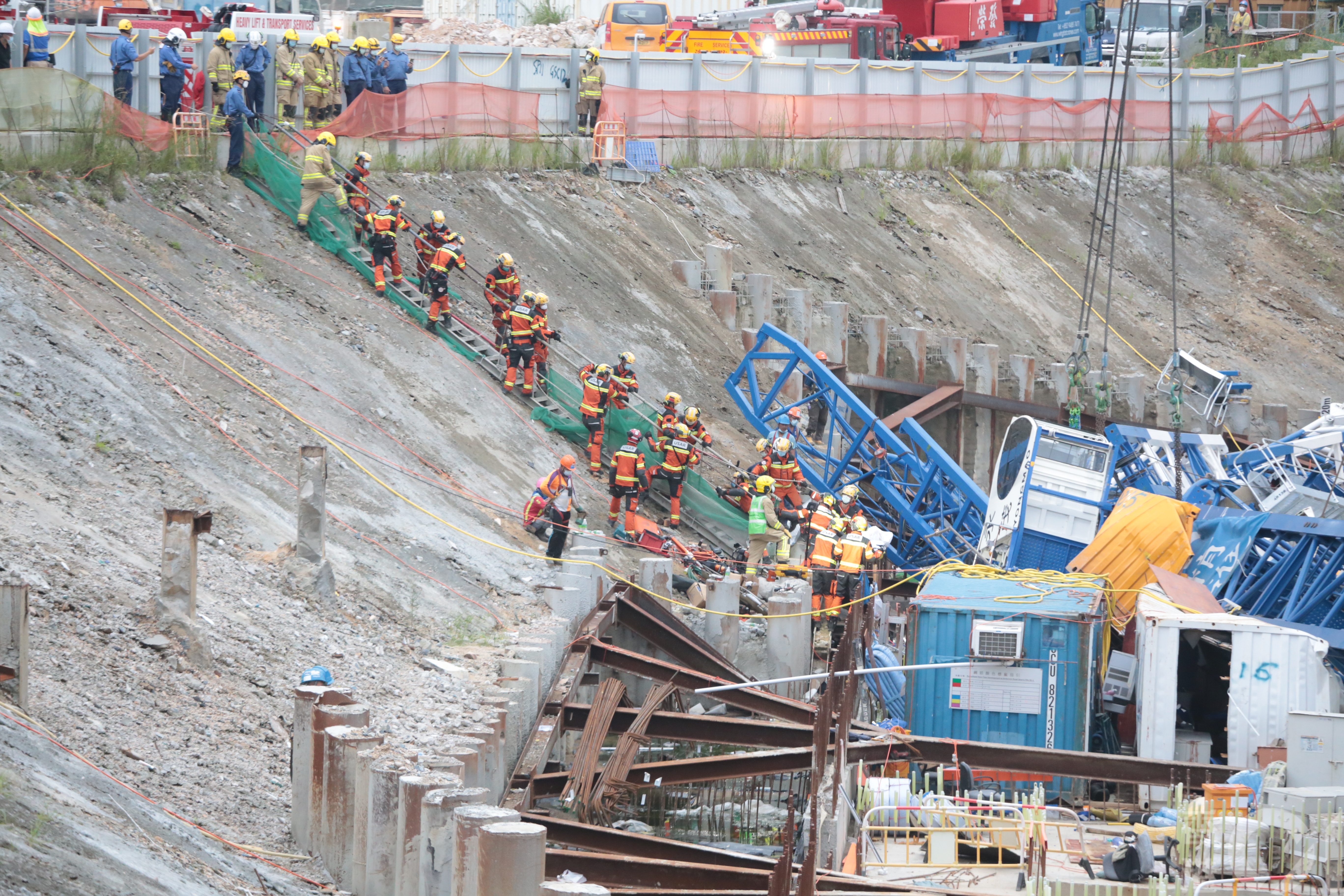 大批救援人員將最後一名困工人救出。(梁偉權攝)