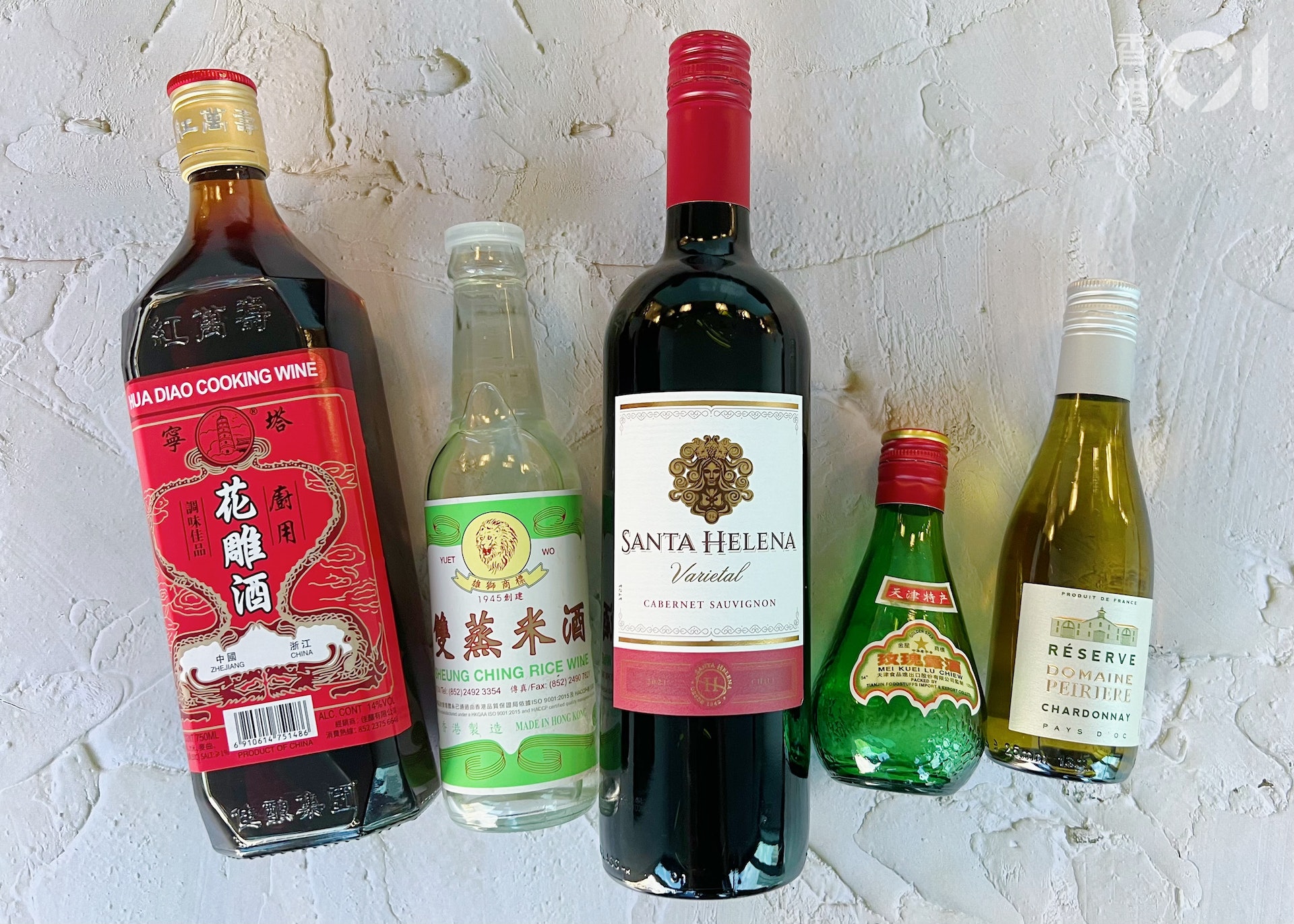 (左起)花雕、米酒、紅酒、玫瑰露以及白酒,都是常見的煮食酒,各有不同特性和用途,酒精濃度亦有差距。 (左起)花雕、米酒、紅酒、玫瑰露以及白酒,都是常見的煮食酒,各有不同特性和用途,酒精濃度亦有差距。