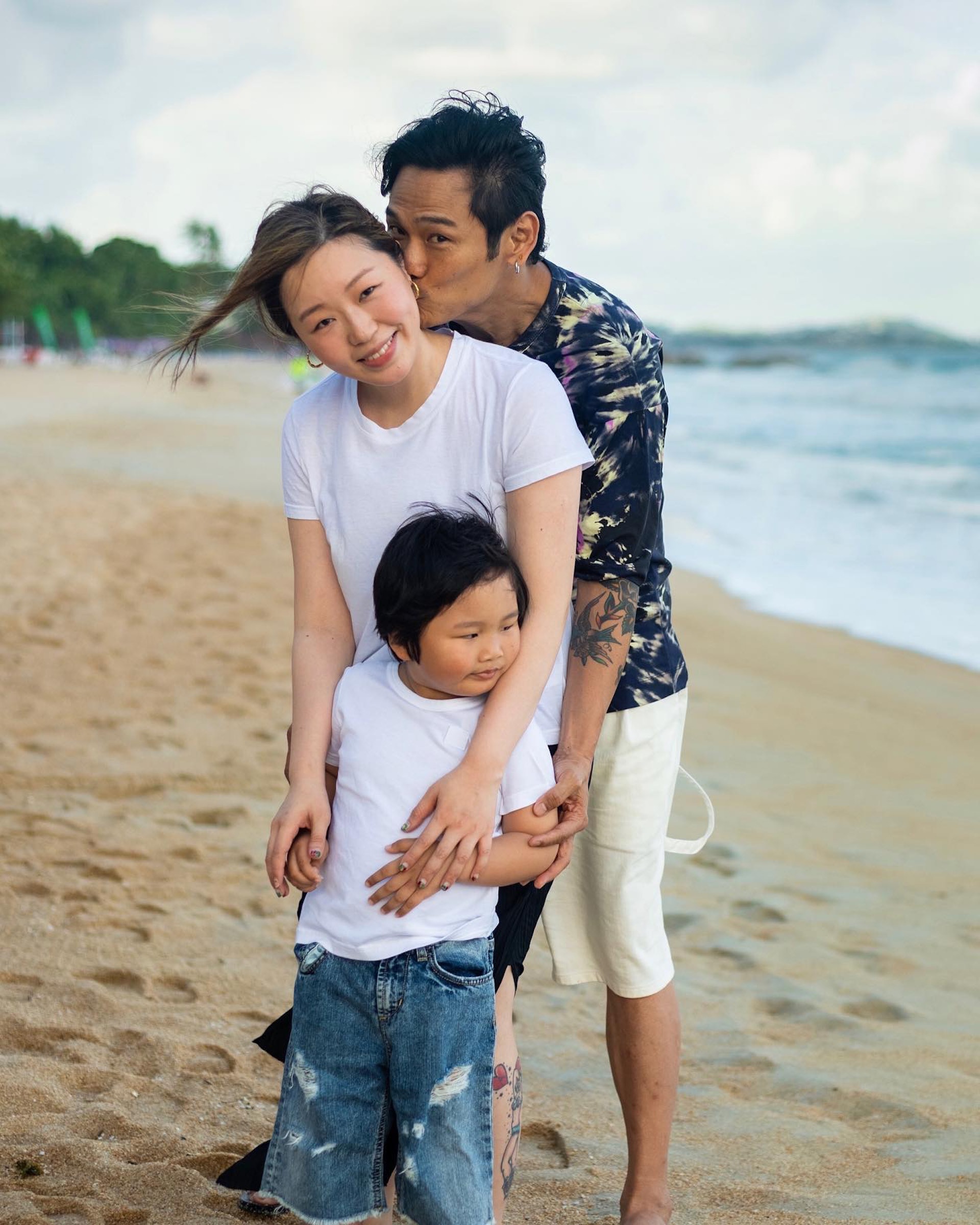 2012年時與小24歲的香港短片導演李曉冰結婚，2016年時以54歲的高齡當爸爸，生下兒子AJ（Alex Junior）。（Instagram / @alexto_dudewei）