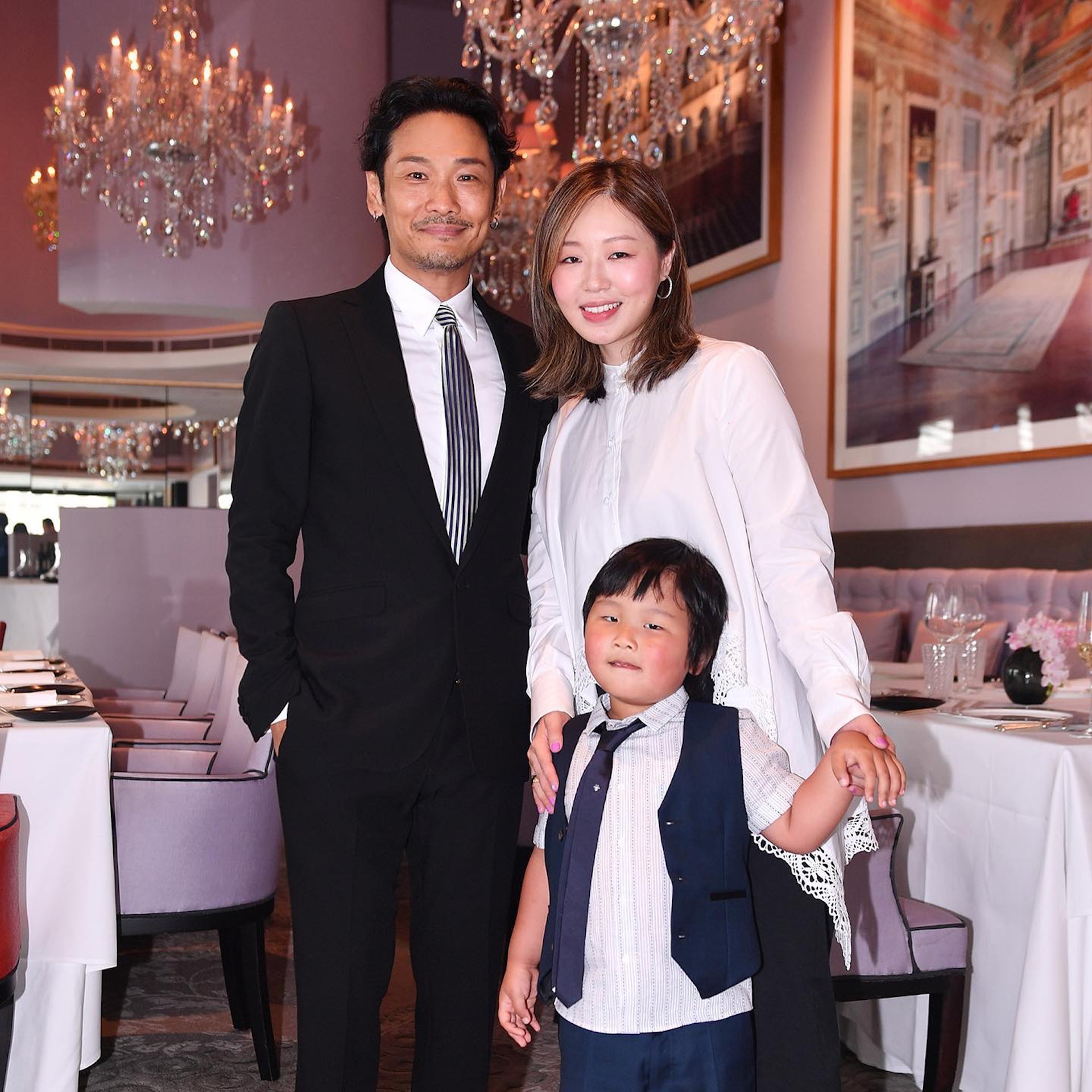 有了家庭,小孩的杜德偉,把對外形象的浪漫、深情通通留給了家人,不只一次在鏡頭前感謝妻子生下兒子、表示太太帶小孩的辛苦,自己也是盡心盡力當一個好爸爸。(Instagram / @alexto_dudewei) 有了家庭,小孩的杜德偉,把對外形象的浪漫、深情通通留給了家人,不只一次在鏡頭前感謝妻子生下兒子、表示太太帶小孩的辛苦,自己也是盡心盡力當一個好爸爸。(Instagram / @alexto_dudewei)