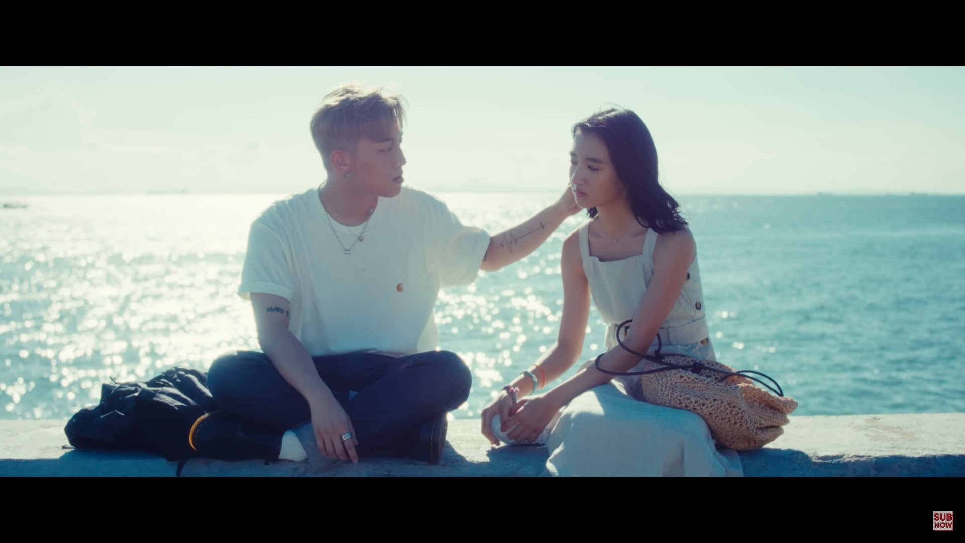 MC與柏安妮的17歲寶貝女許恩怡（Natalie）演繹一對由相戀到分手的情侶，當中不乏擁抱，撥頭髮等的甜蜜場面。（影片截圖）