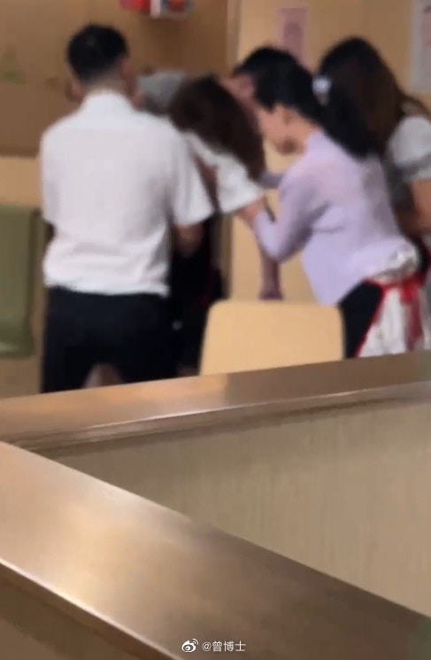 現場工作人員緊急搶救。(影片截圖)