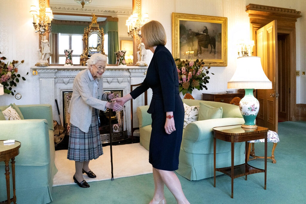 英女王对上一次露面是9月6日在苏格兰巴尔莫勒尔堡任命卓慧思（Liz Truss）为首相。（AP）