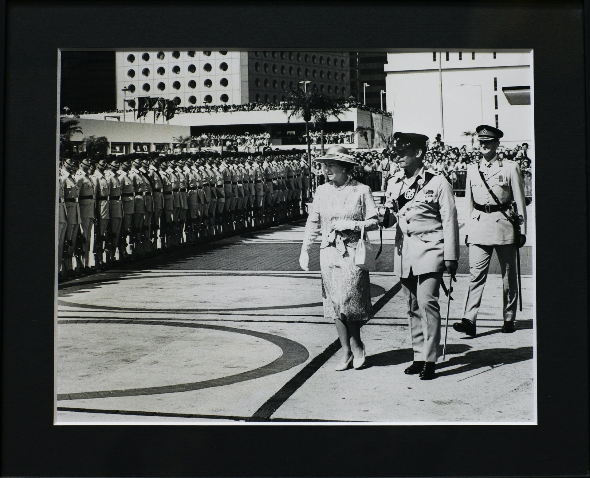 圖為1986年英女王伊利沙伯二世在訪問香港期間,檢閱儀仗隊。(Getty) 圖為1986年英女王伊利沙伯二世在訪問香港期間,檢閱儀仗隊。(Getty)