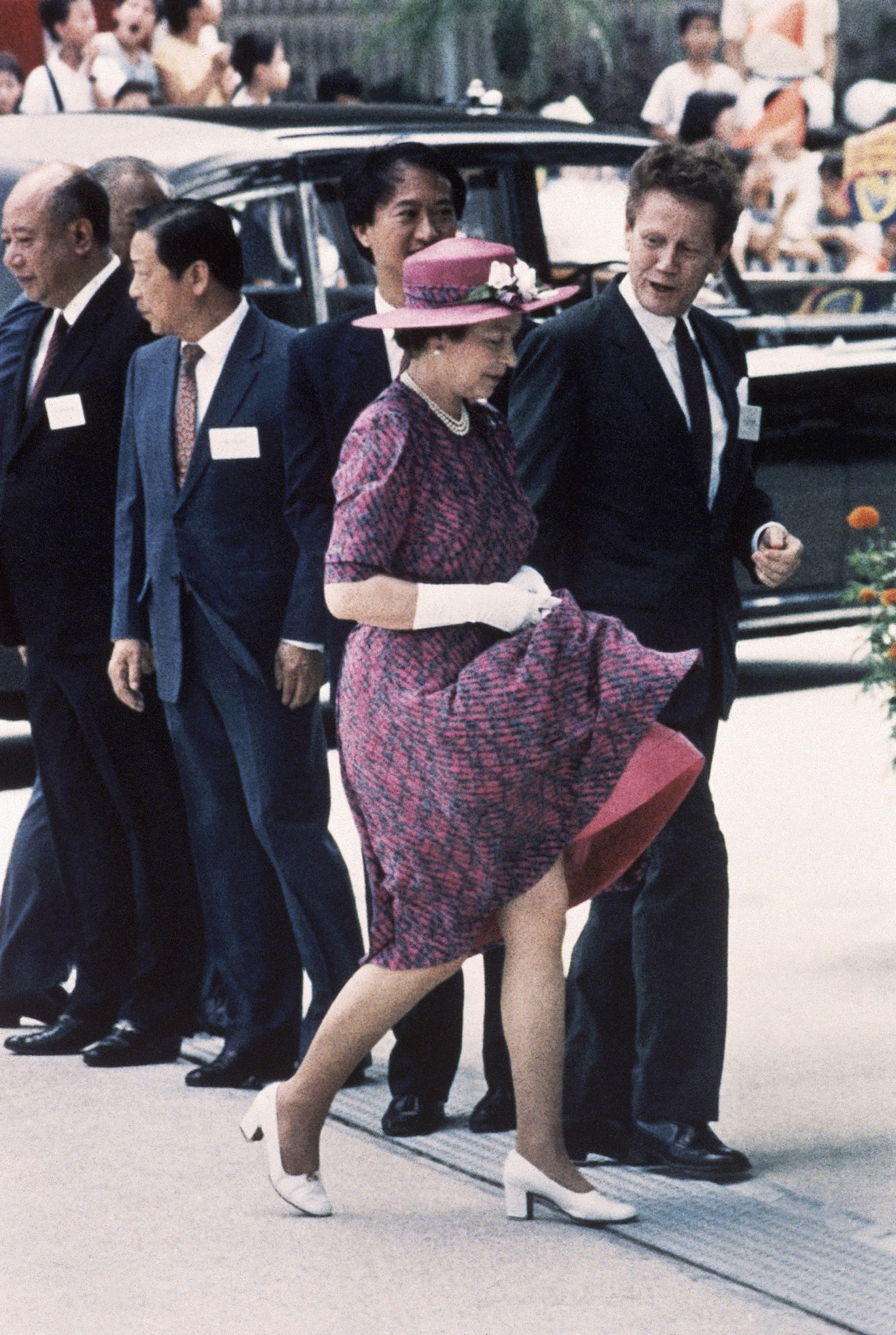 圖為1986年10月22日英女王伊利沙伯二世訪問香港。(AP) 圖為1986年10月22日英女王伊利沙伯二世訪問香港。(AP)