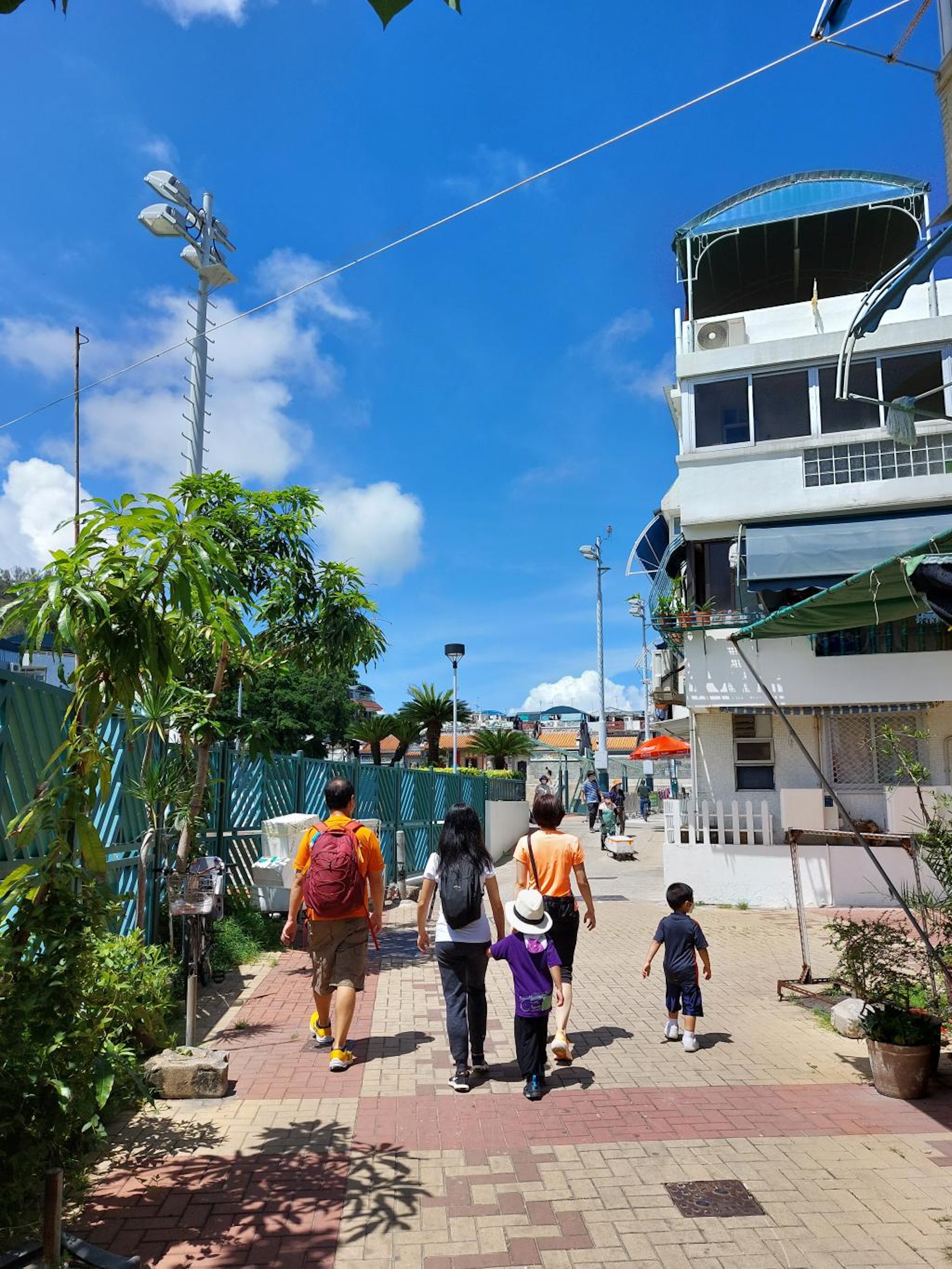 穿過北帝廟旁邊的小公園，在「和順里」的路牌轉入小路往樓梯上行。（雞丁暟遊天下授權使用）