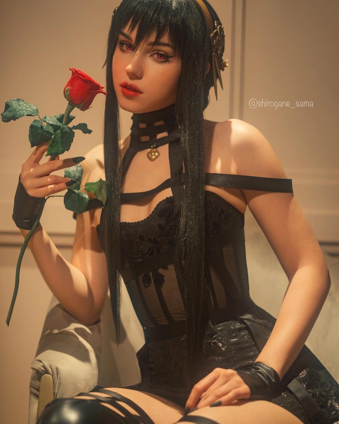 來自俄羅斯的知名coser Shirogane-sama，向來都是走性感火辣路線，不吝於展現自己的完美身材，最近她也放送了一系列詮釋Netflix《SPY×FAMILY 間諜家家酒》約兒太太經典殺手造型的照片，美豔又霸氣，相似程度讓所有粉絲都超驚艷！（IG@shirogane_sama）