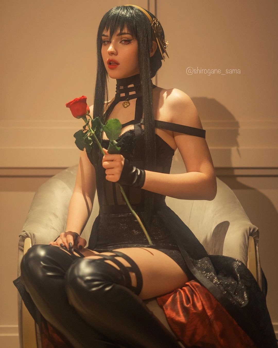 來自俄羅斯的知名coser Shirogane-sama，向來都是走性感火辣路線，不吝於展現自己的完美身材，最近她也放送了一系列詮釋Netflix《SPY×FAMILY 間諜家家酒》約兒太太經典殺手造型的照片，美豔又霸氣，相似程度讓所有粉絲都超驚艷！（IG@shirogane_sama）