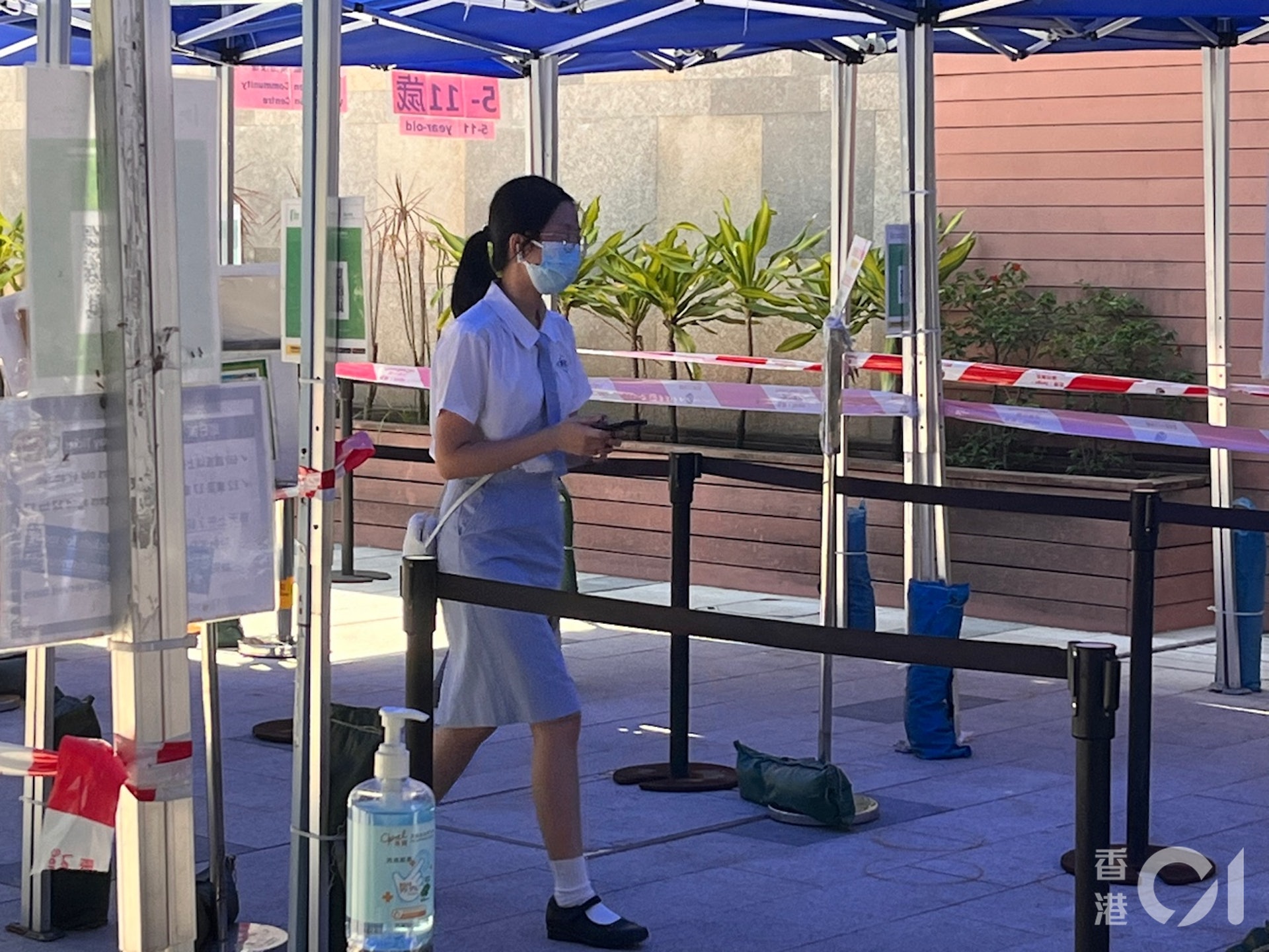 港府公布下調疫苗通行證歲數翌日,巾有不少人趕往疫苗接種中心接種疫苗。(呂穎姍攝) 港府公布下調疫苗通行證歲數翌日,巾有不少人趕往疫苗接種中心接種疫苗。(呂穎姍攝)