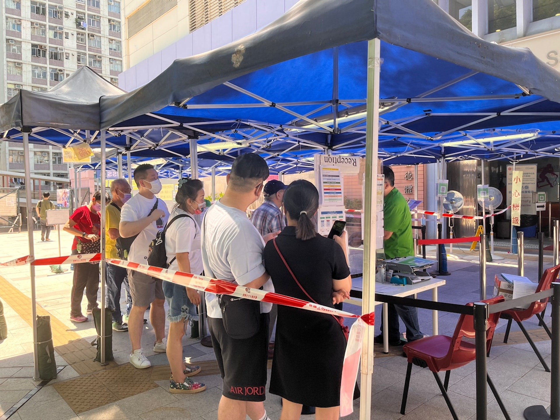 港府公布下調疫苗通行證歲數翌日,巾有不少人趕往疫苗接種中心接種疫苗。(呂穎姍攝) 港府公布下調疫苗通行證歲數翌日,巾有不少人趕往疫苗接種中心接種疫苗。(呂穎姍攝)