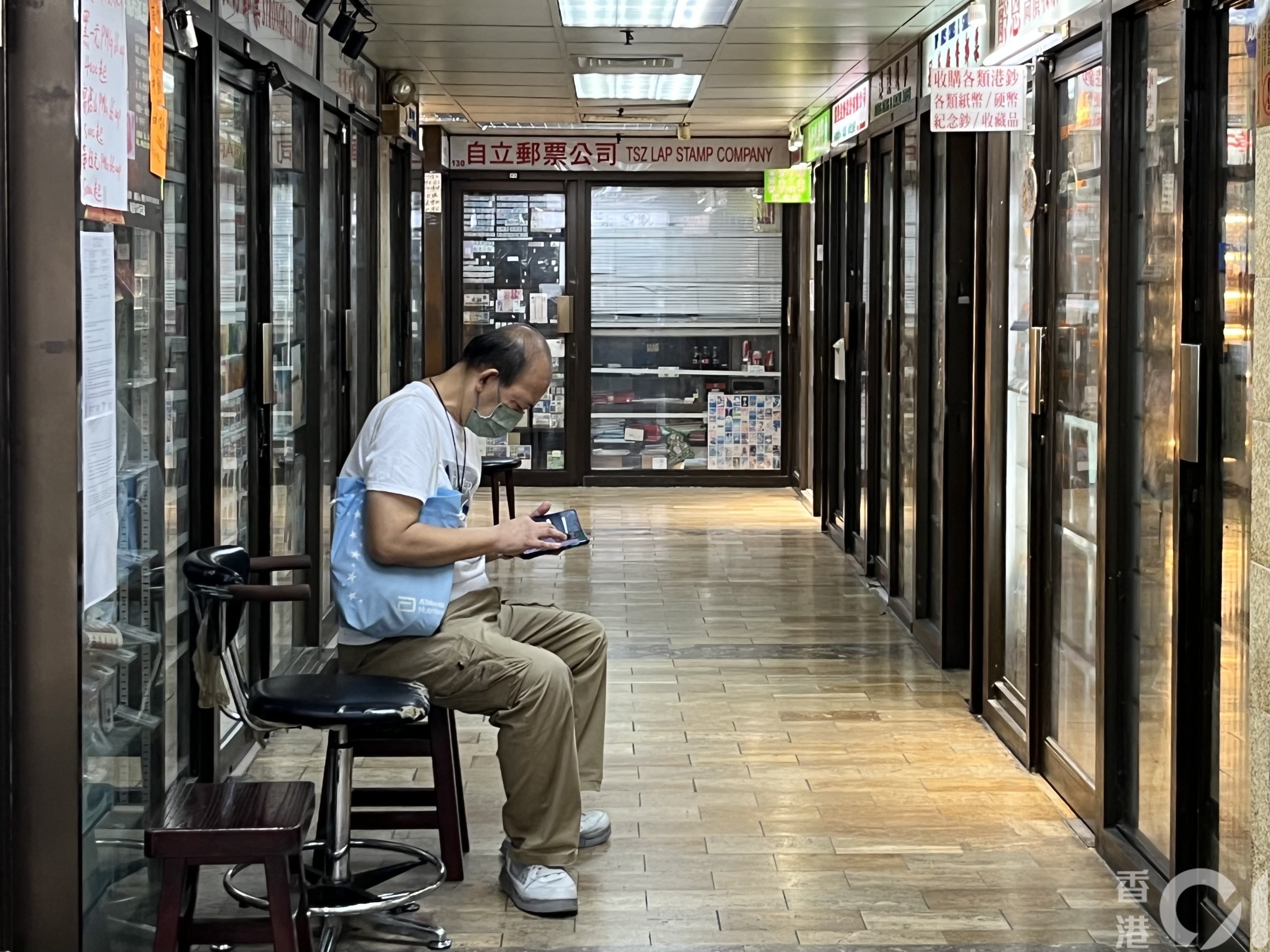 英女王逝世｜60年代身穿軍裝郵票升至1.7萬集郵商提醒小心蟹貨