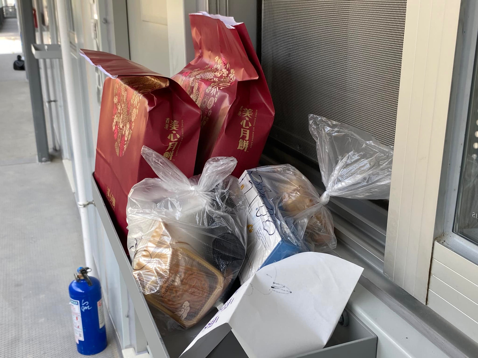 有正在竹篙灣隔離的營友貼出相片,指中秋節正日(10日)收到工作人員派發物資,每位隔離人士獲贈1盒4個裝的月餅。(fb「竹篙灣檢疫生活關注組」圖片) 有正在竹篙灣隔離的營友貼出相片,指中秋節正日(10日)收到工作人員派發物資,每位隔離人士獲贈1盒4個裝的月餅。(fb「竹篙灣檢疫生活關注組」圖片)