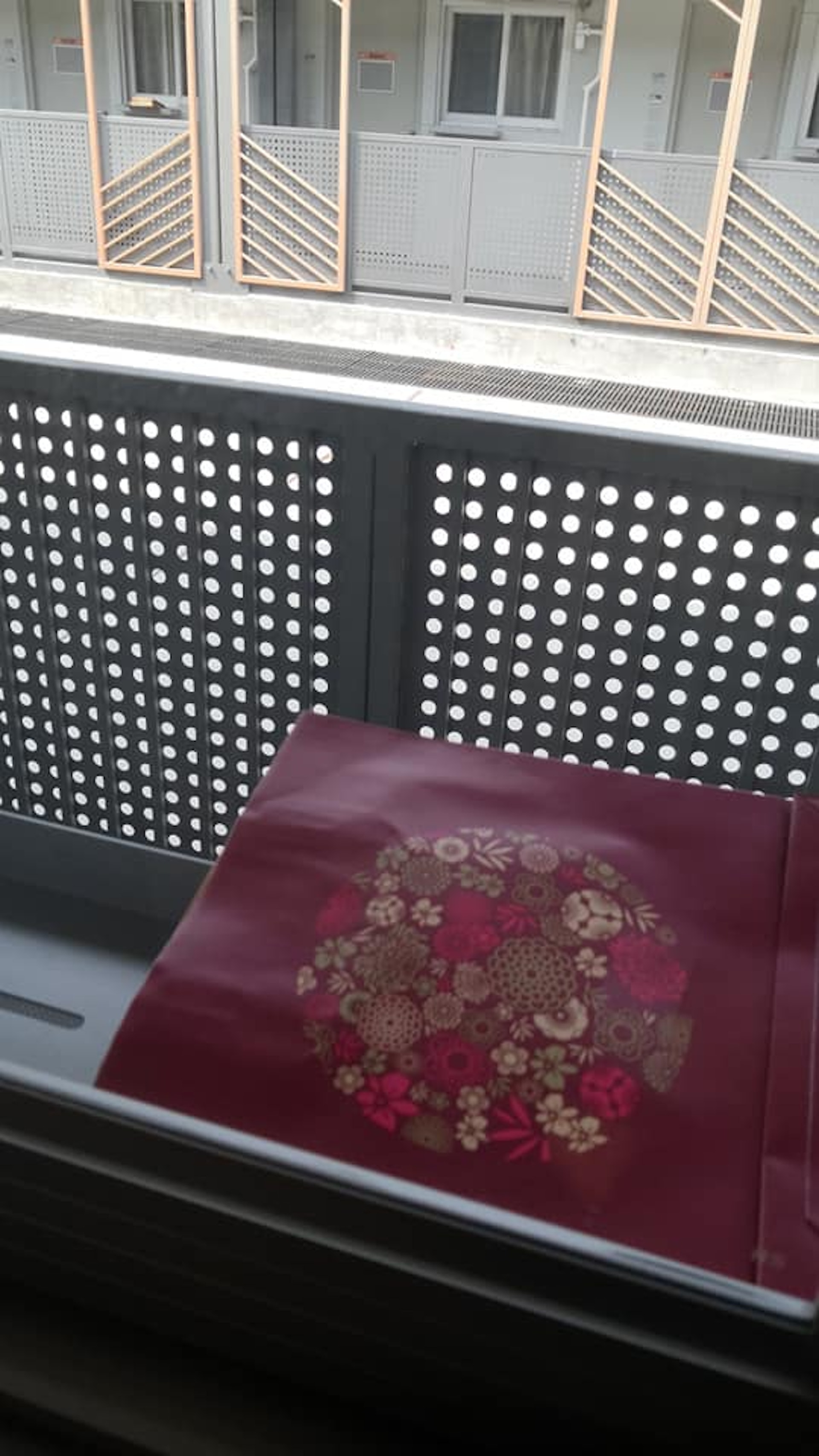 有正在竹篙灣隔離的營友貼出相片,指中秋節正日(10日)收到工作人員派發物資,每位隔離人士獲贈1盒4個裝的月餅。(fb「竹篙灣檢疫生活關注組」圖片) 有正在竹篙灣隔離的營友貼出相片,指中秋節正日(10日)收到工作人員派發物資,每位隔離人士獲贈1盒4個裝的月餅。(fb「竹篙灣檢疫生活關注組」圖片)