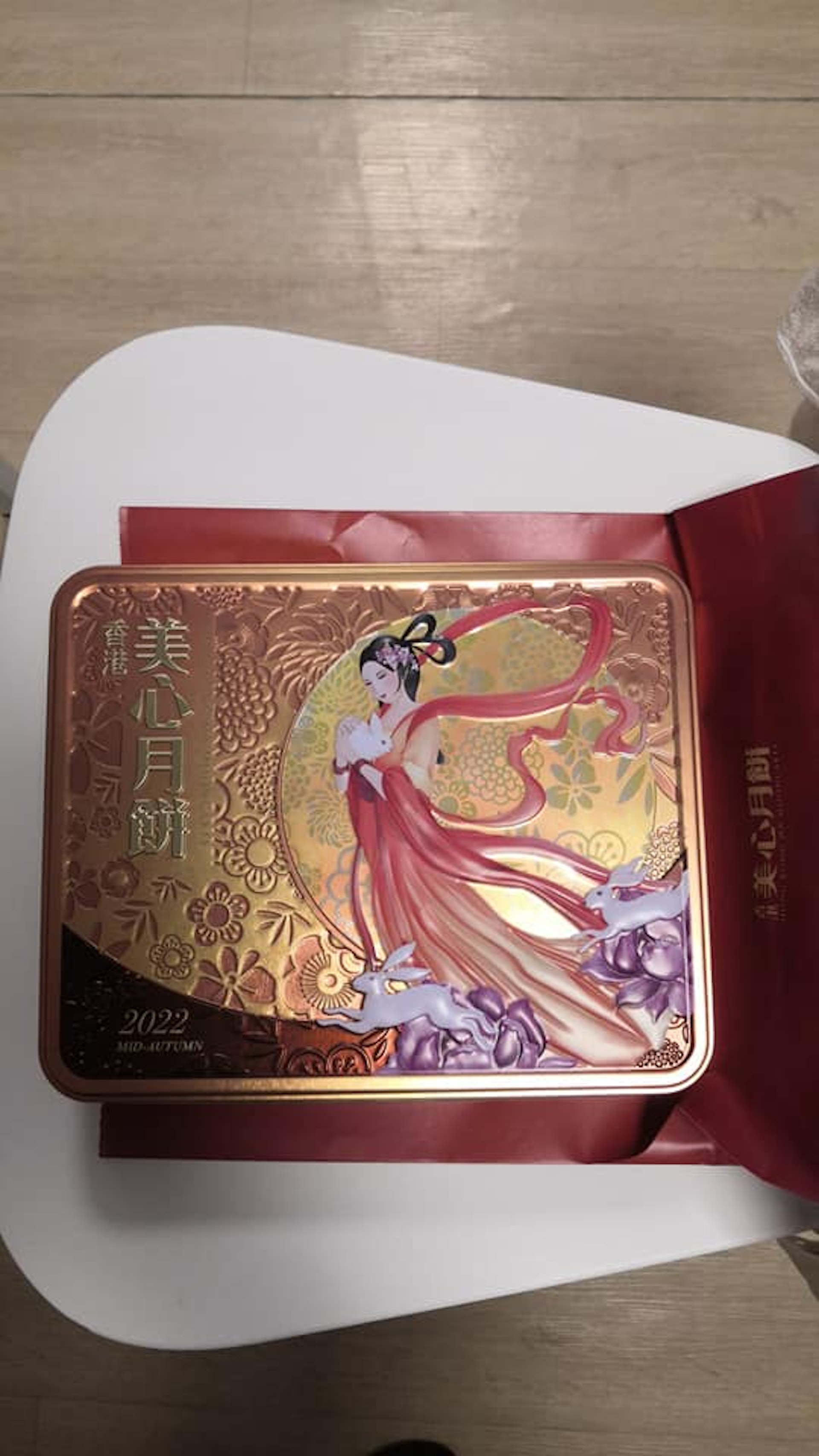 有正在竹篙灣隔離的營友貼出相片,指中秋節正日(10日)收到工作人員派發物資,每位隔離人士獲贈1盒4個裝的月餅。(fb「竹篙灣檢疫生活關注組」圖片) 有正在竹篙灣隔離的營友貼出相片,指中秋節正日(10日)收到工作人員派發物資,每位隔離人士獲贈1盒4個裝的月餅。(fb「竹篙灣檢疫生活關注組」圖片)