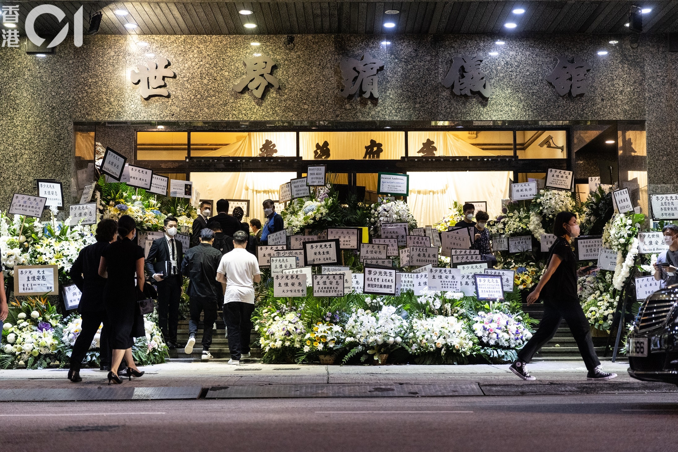 李少光設靈｜政界弔唁致哀李家超、鄧炳強親到場慰問遺屬