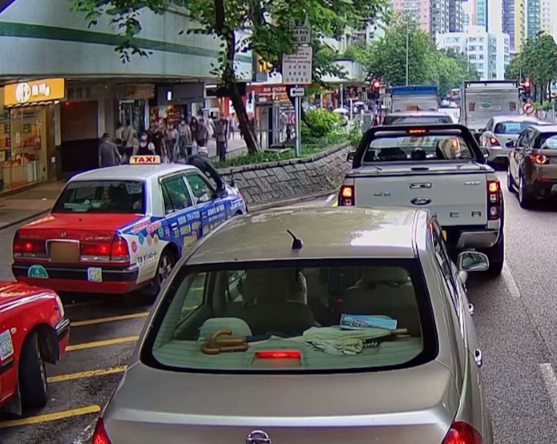 本身坐於輪椅的老伯於昌運中心對開的避車處,因遇到石級而不得不下車,打算自行推輪椅上行人路。(fb「大埔人大埔谷」影片截圖) 本身坐於輪椅的老伯於昌運中心對開的避車處,因遇到石級而不得不下車,打算自行推輪椅上行人路。(fb「大埔人大埔谷」影片截圖)