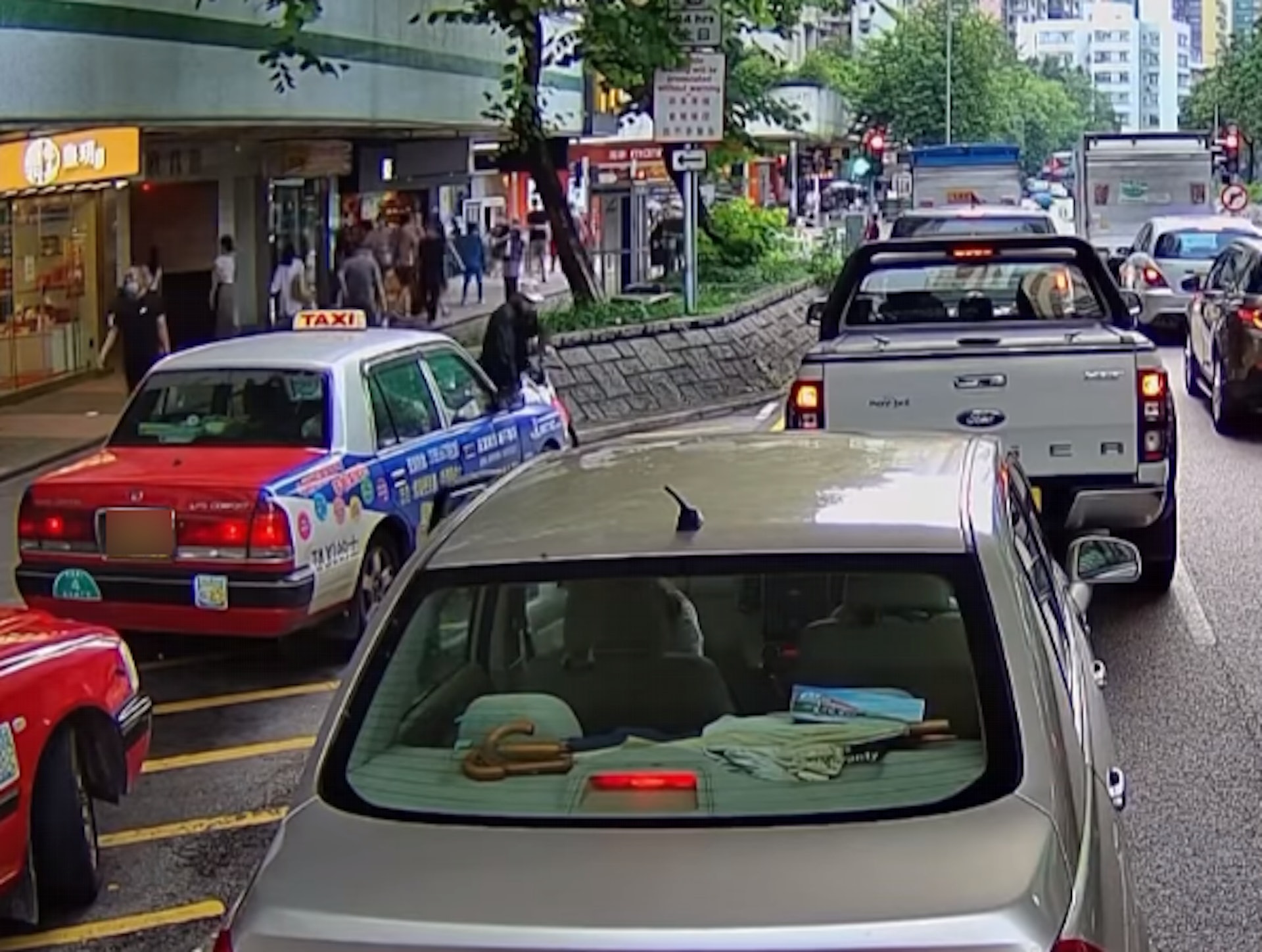 本身坐於輪椅的老伯於昌運中心對開的避車處,因遇到石級而不得不下車,打算自行推輪椅上行人路。(fb「大埔人大埔谷」影片截圖) 本身坐於輪椅的老伯於昌運中心對開的避車處,因遇到石級而不得不下車,打算自行推輪椅上行人路。(fb「大埔人大埔谷」影片截圖)