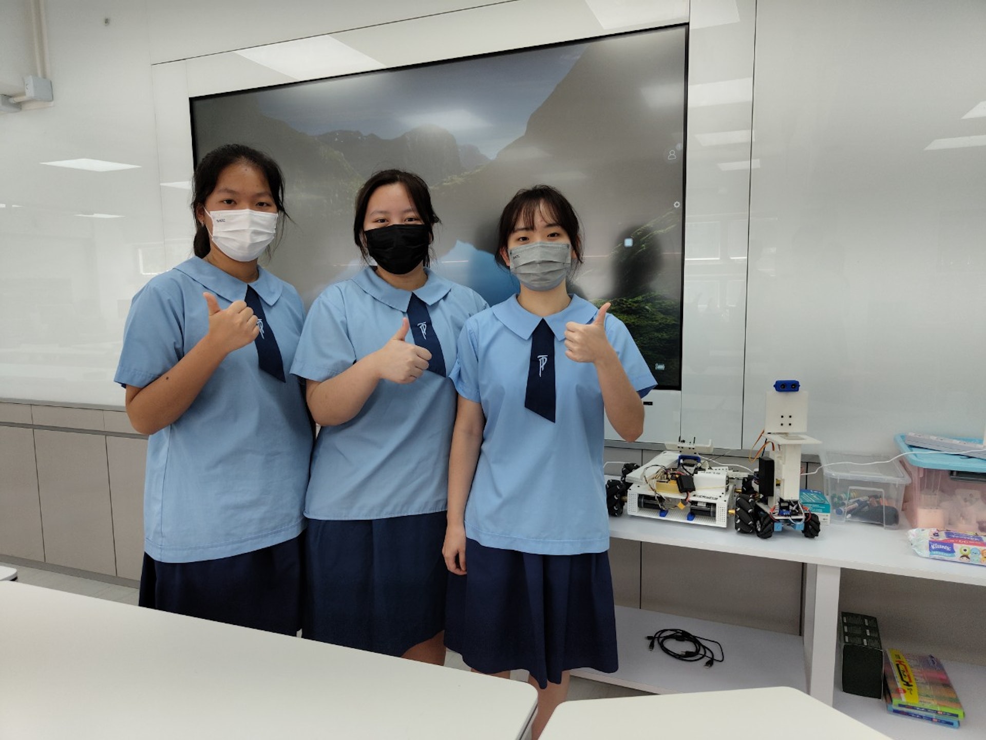梁彤瑤、董詠琳及柯曉晴同學(左起)是長期的STEM隊友,曾經多次一起參賽。(盧勁揚攝) 梁彤瑤、董詠琳及柯曉晴同學(左起)是長期的STEM隊友,曾經多次一起參賽。(盧勁揚攝)