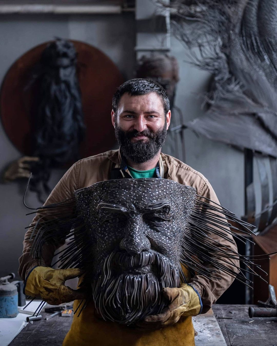 羅馬尼亞鐵漢柔情藝術家粗獷工業鐵絲鑄造經典名人雕像