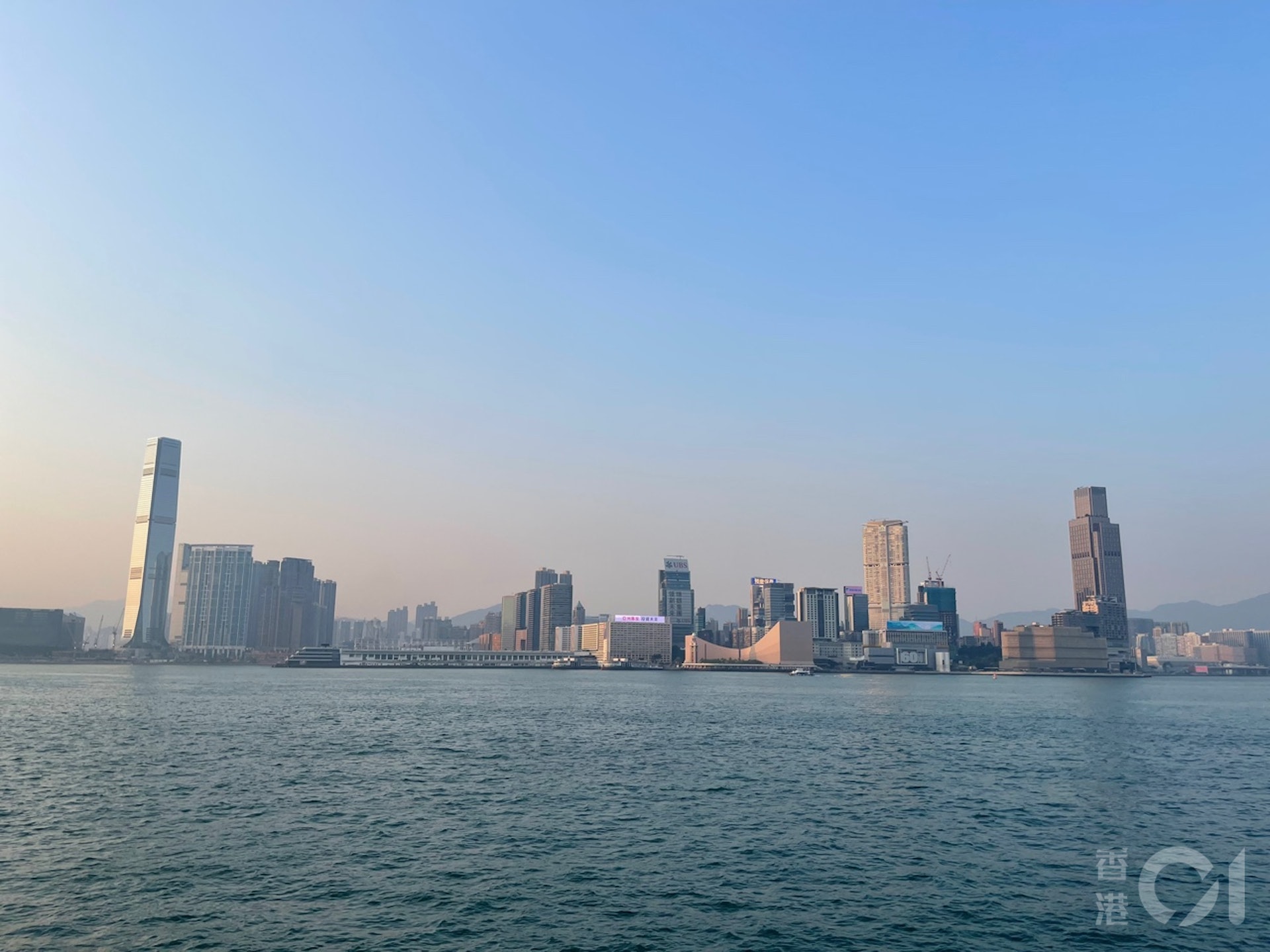 受乾燥的大陸氣流影響,9月13日中區等五區的空氣質素健康指數達「10+」嚴重級別。(葉海瀅攝) 受乾燥的大陸氣流影響,9月13日中區等五區的空氣質素健康指數達「10+」嚴重級別。(葉海瀅攝)