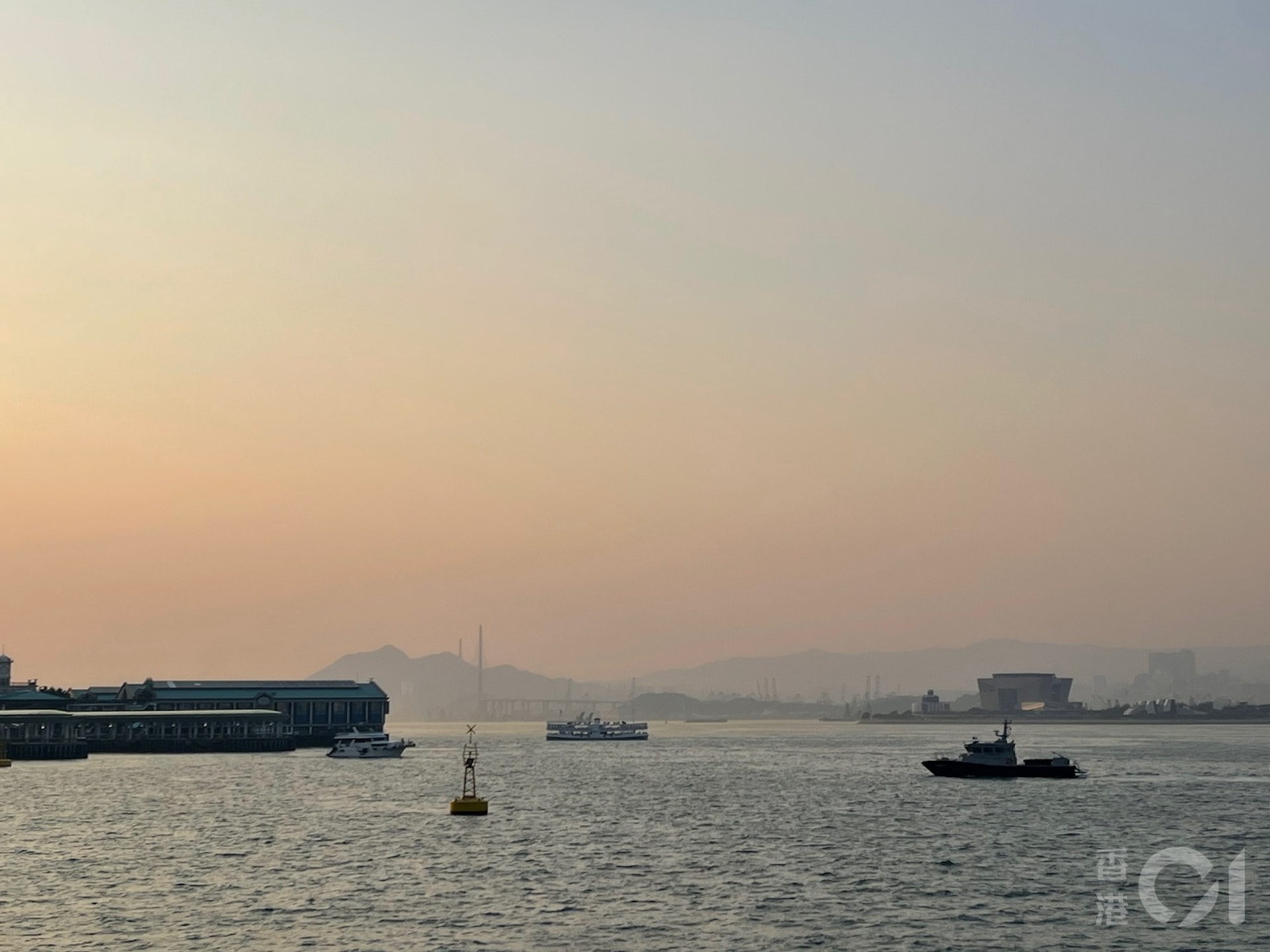 受乾燥的大陸氣流影響,9月13日中區等五區的空氣質素健康指數達「10+」嚴重級別。(葉海瀅攝) 受乾燥的大陸氣流影響,9月13日中區等五區的空氣質素健康指數達「10+」嚴重級別。(葉海瀅攝)
