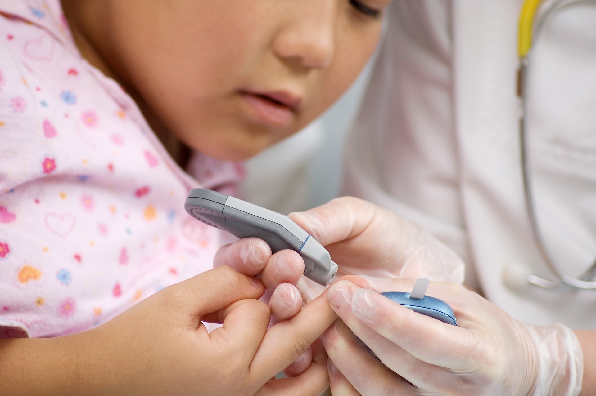 「連續葡萄糖監控系統（CGM）」感應式的設計可讓罹患糖尿病的小朋友避免弄穿皮膚去採血檢測血糖，從而保護幼嫩的手指。（圖片：Shutterstock）