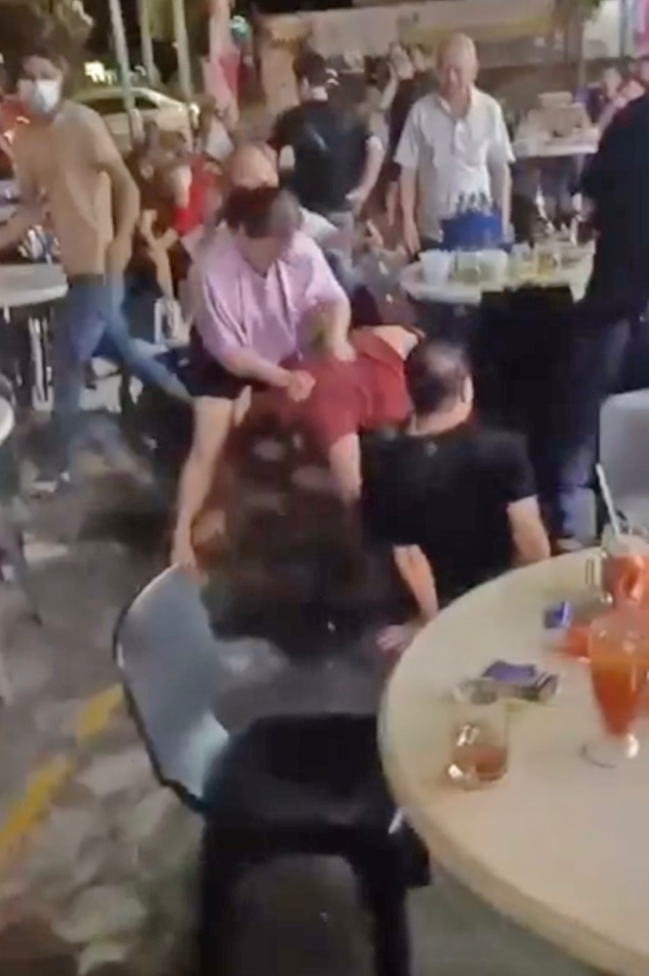新加坡1名大叔疑向咖啡店的2名女食客伸出「鹹豬手」，遭對方當場兇狠報復，不但被酒樽扑頭致流血，更被女子及周遭看不過眼的圍眾以膠椅扔到身上教訓。（網上影片截圖）