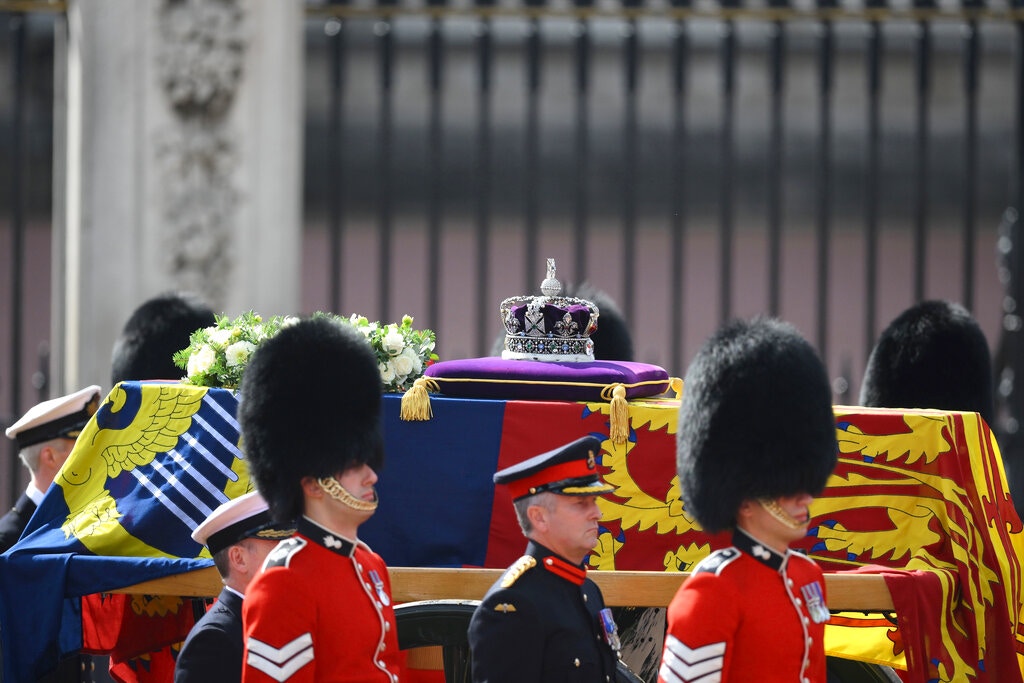 英女王逝世：2022年9月14日，英女王灵柩运往西敏宫。（AP）