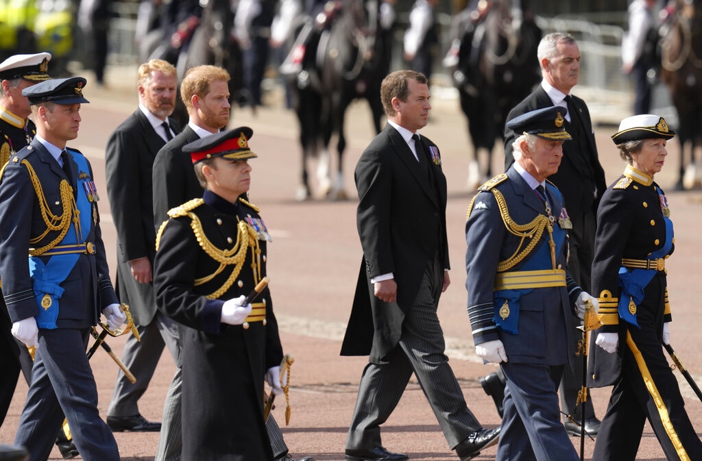 英女王逝世：2022年9月14日，英女王灵柩运往西敏宫，多名王室成员随行护送。（AP）