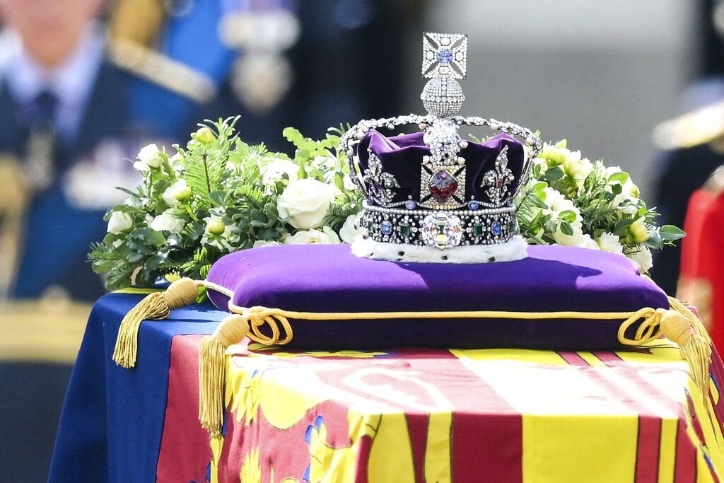 英女王逝世：2022年9月14日，英女王灵柩运往西敏宫。（AP）