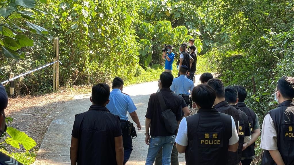 今日（15日）上午11時許，大批警員在山邊正準備挖掘死者遺體。