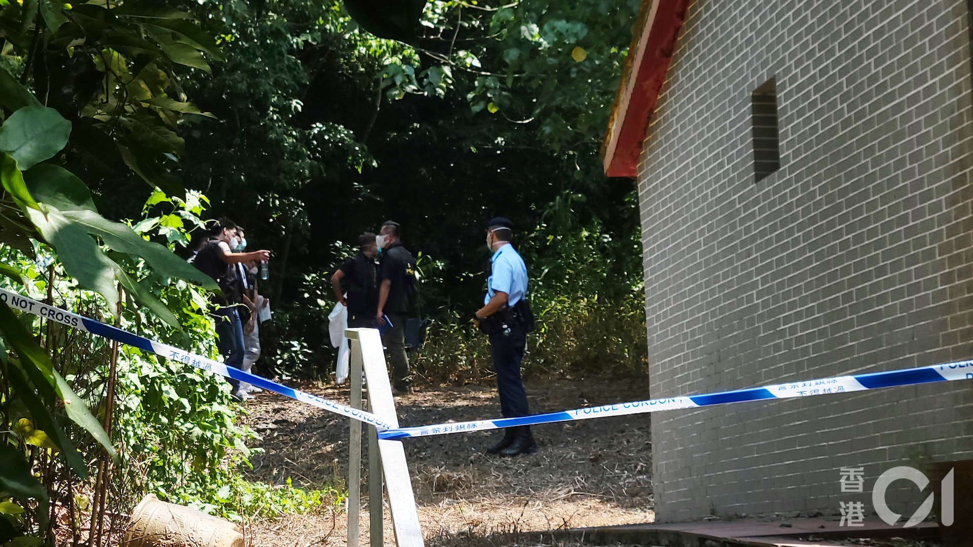 大批探員在廟外集合,並以藍色膠帶圍封現場。(蔡正邦攝)