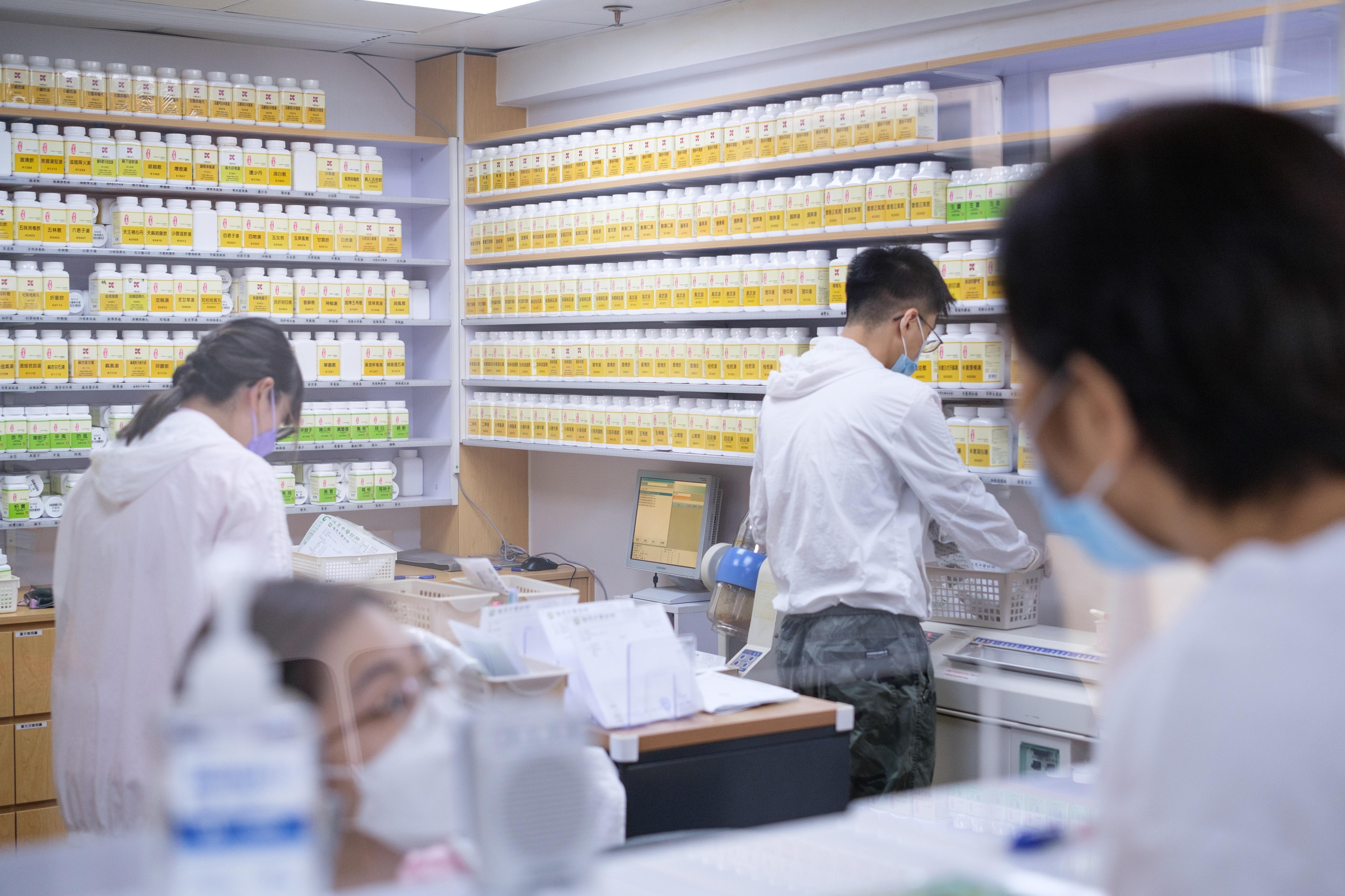 中醫藥在世界．四｜由百子櫃到白藥瓶：香港能助中藥改朝換代？