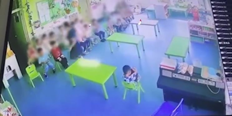 經公安部門調查，涉事教工劉某某為維持課堂秩序，持手工課使用的兒童鉸剪比劃、嚇唬，結果觸及某兒童嘴部，導致其上唇黏膜充血水腫。（影片截圖）