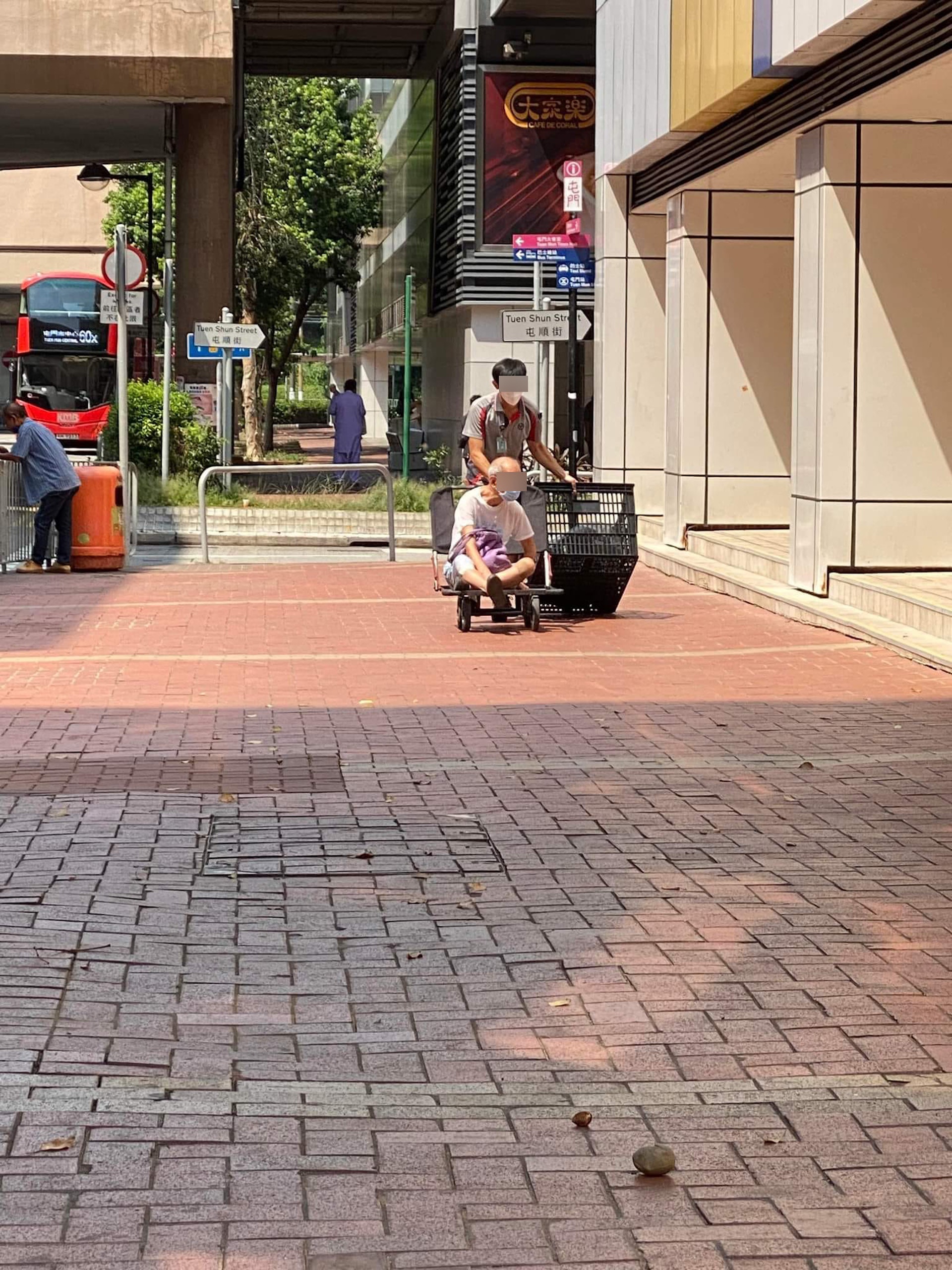 街坊拍到屯門有伯伯跌倒後,有速遞員用手推車載他去政府合署。(fb群組「屯門友」圖片) 街坊拍到屯門有伯伯跌倒後,有速遞員用手推車載他去政府合署。(fb群組「屯門友」圖片)