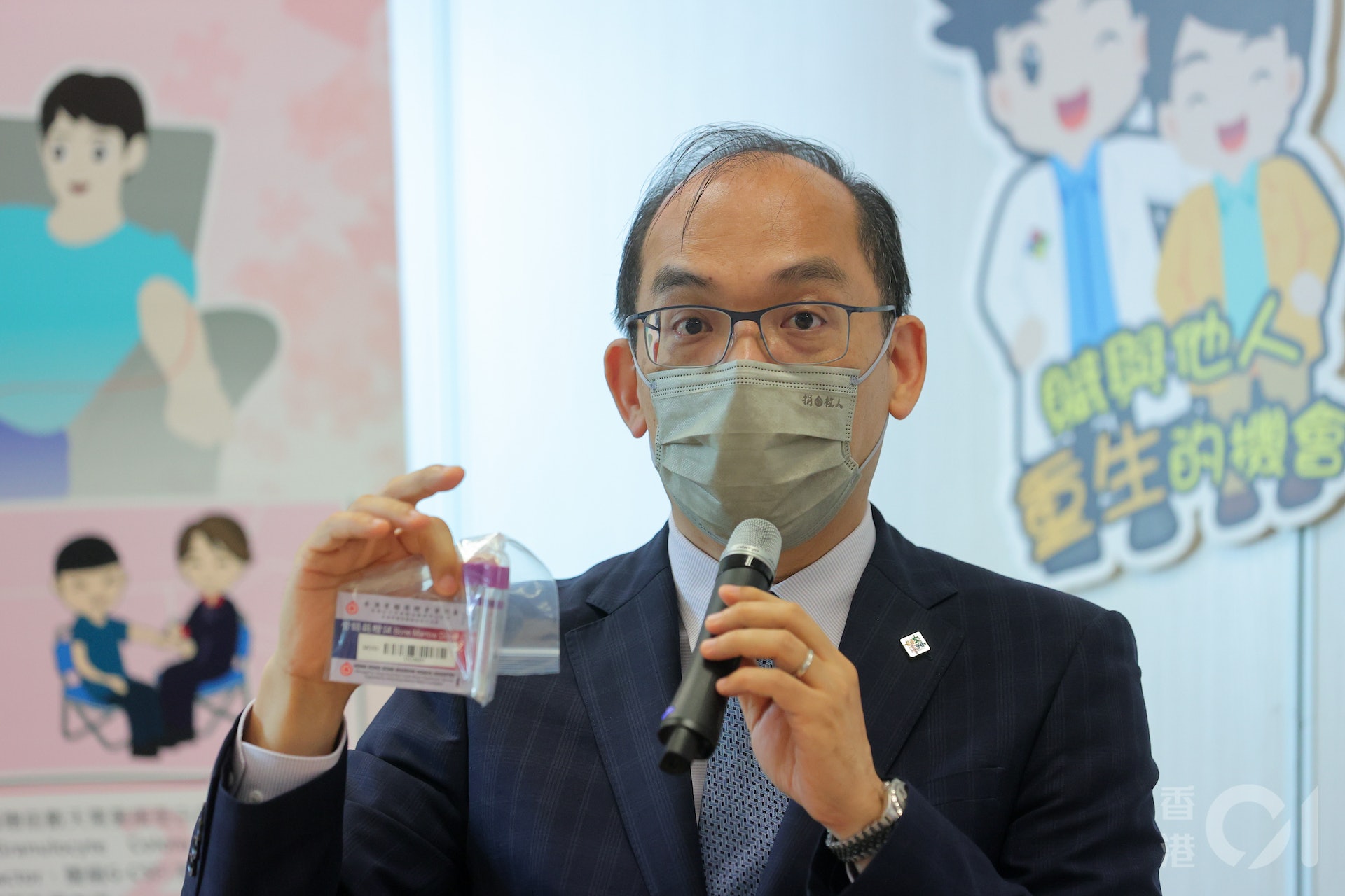 香港紅十字會輸血服務中心行政及醫務總監李卓廣醫生表示,現時已登記捐骨髓的年齡中位數為35歲,每年約有8000至1萬新登記,他期望有更多年輕「新血」:「尤其係年輕男士,血管粗啲容易捐啲。」(夏家朗攝) 香港紅十字會輸血服務中心行政及醫務總監李卓廣醫生表示,現時已登記捐骨髓的年齡中位數為35歲,每年約有8000至1萬新登記,他期望有更多年輕「新血」:「尤其係年輕男士,血管粗啲容易捐啲。」(夏家朗攝)