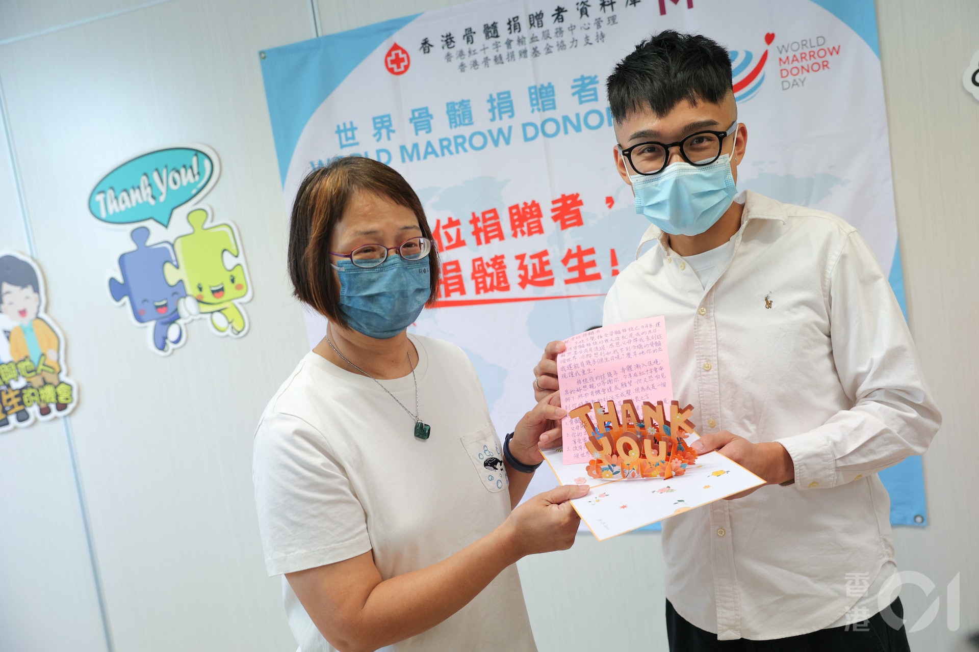 譚女士今日首次與Dicky相見,她特意準備心意卡道謝:「多謝你係我救命恩人,我特登寫低講稿,怕激動到講唔到出聲。」(夏家朗攝) 譚女士今日首次與Dicky相見,她特意準備心意卡道謝:「多謝你係我救命恩人,我特登寫低講稿,怕激動到講唔到出聲。」(夏家朗攝)