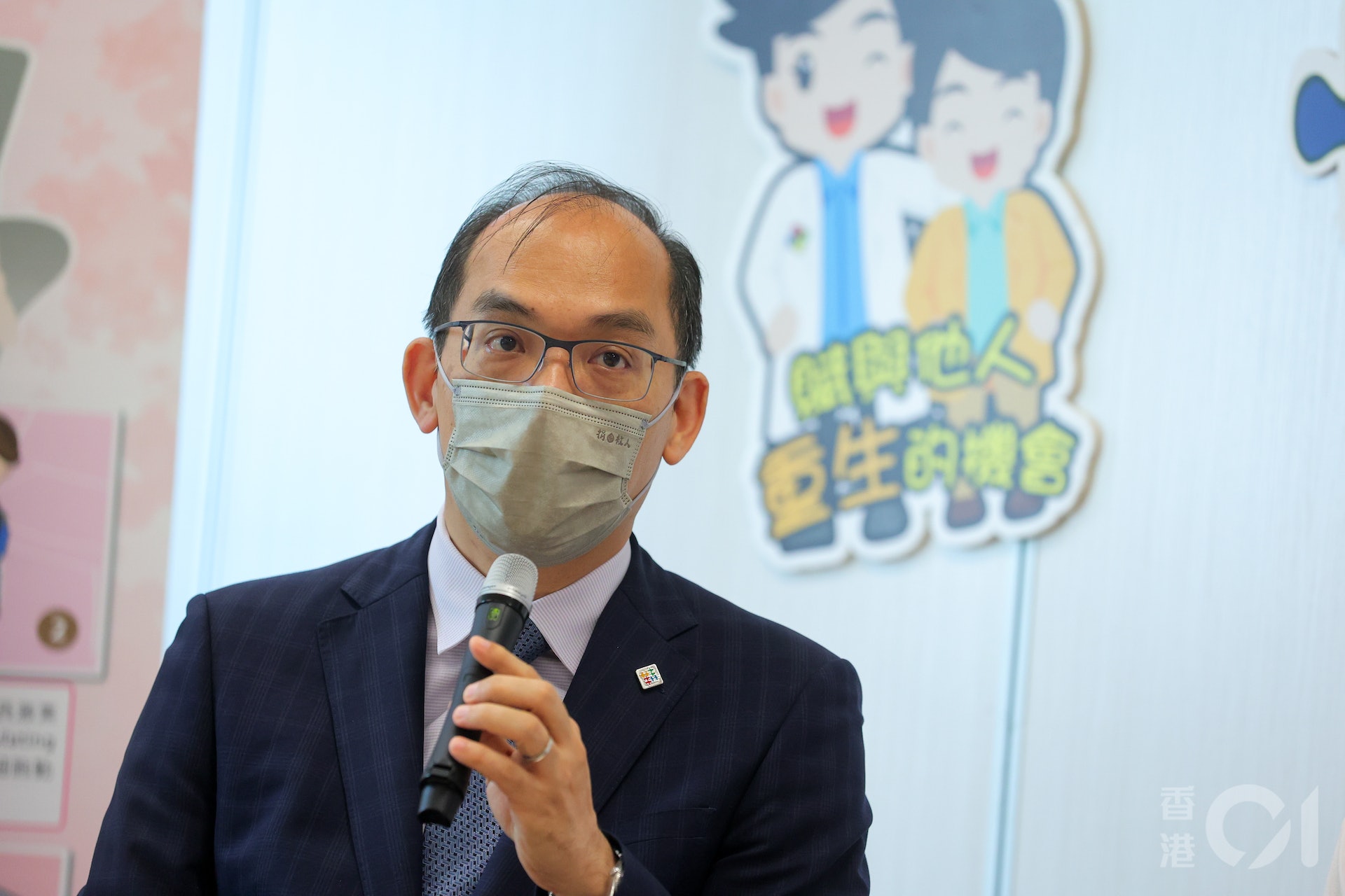 香港紅十字會輸血服務中心行政及醫務總監李卓廣醫生表示,現時已登記捐骨髓的年齡中位數為35歲,每年約有8000至1萬新登記,他期望有更多年輕「新血」:「尤其係年輕男士,血管粗啲容易捐啲。」(夏家朗攝) 香港紅十字會輸血服務中心行政及醫務總監李卓廣醫生表示,現時已登記捐骨髓的年齡中位數為35歲,每年約有8000至1萬新登記,他期望有更多年輕「新血」:「尤其係年輕男士,血管粗啲容易捐啲。」(夏家朗攝)