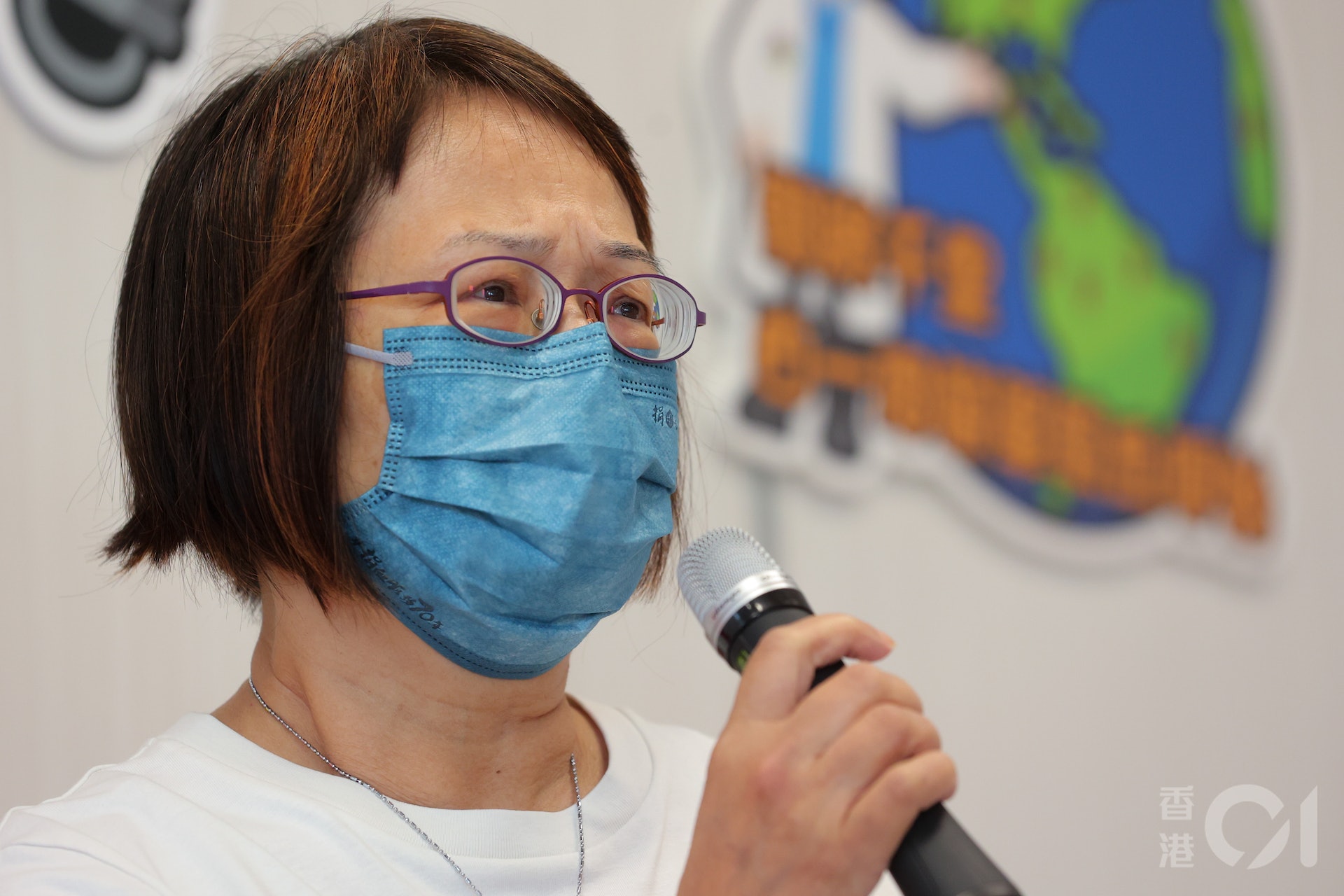 譚女士回顧獲捐骨髓時不免眼泛淚光。(夏家朗攝) 譚女士回顧獲捐骨髓時不免眼泛淚光。(夏家朗攝)