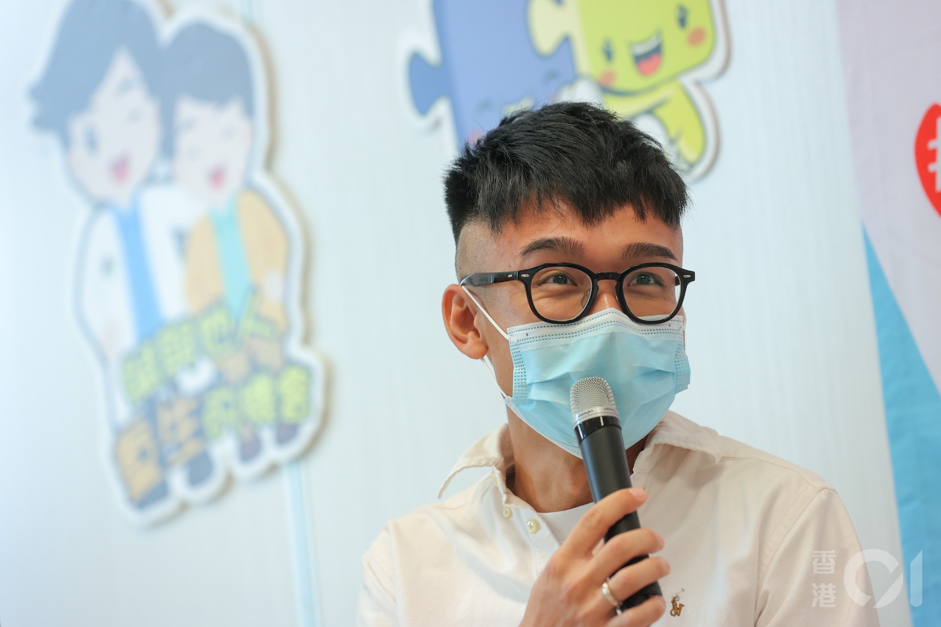 Dicky形容捐骨髓過程如同「瞓咗一覺」,「個針窿都要放大鏡先睇得到」。(夏家朗攝) Dicky形容捐骨髓過程如同「瞓咗一覺」,「個針窿都要放大鏡先睇得到」。(夏家朗攝)