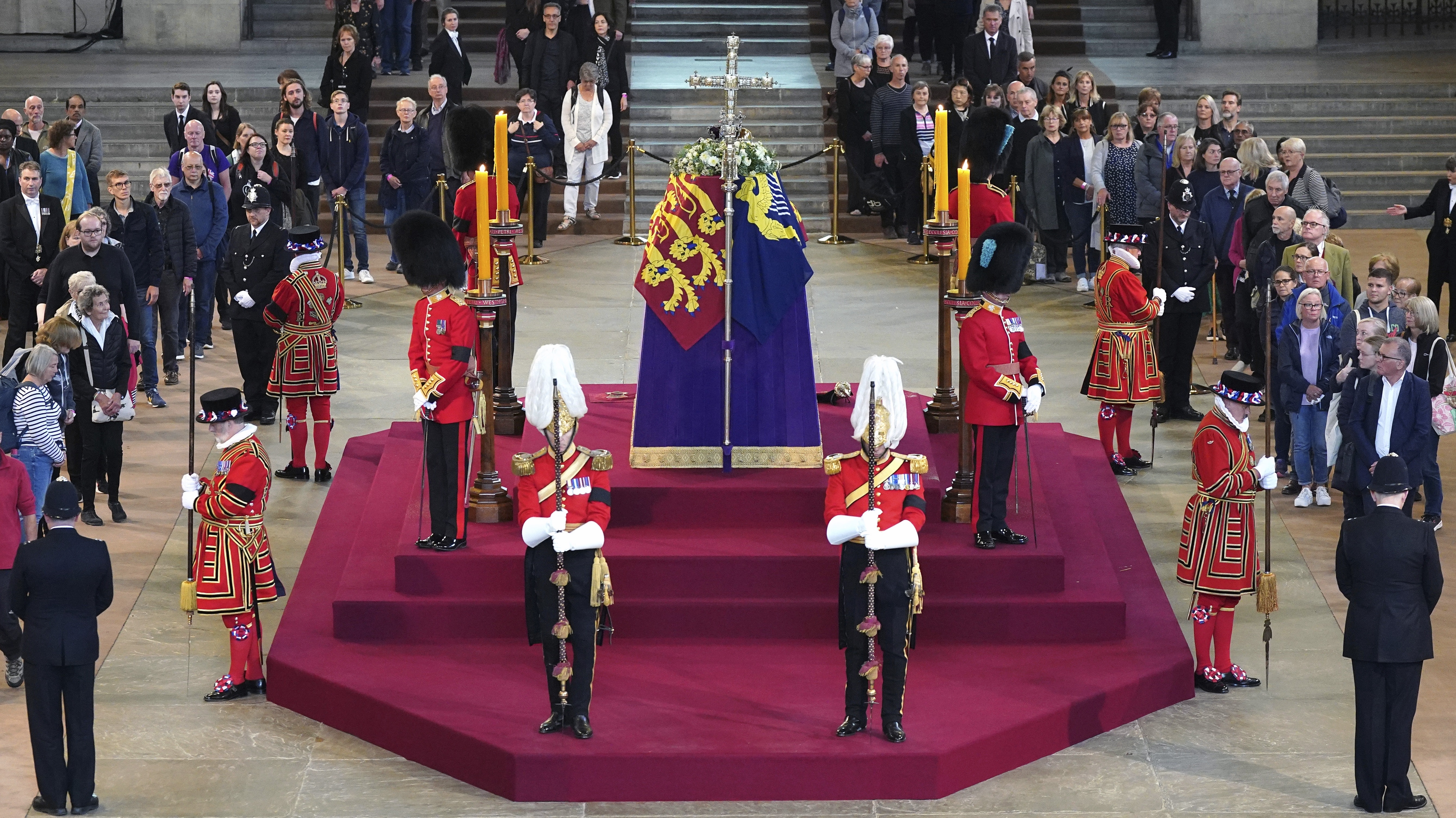 英女王：英女王伊利沙伯二世的灵柩放在伦敦西敏宫内的西敏厅，图为2022年9月15日，民众到西敏厅瞻仰英女王的灵柩。（AP）