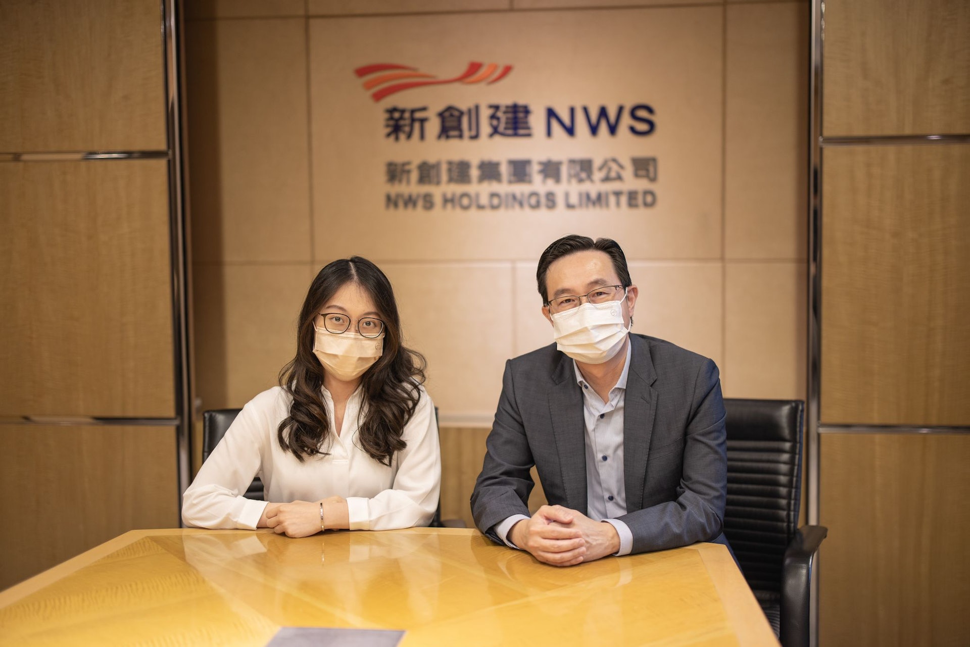 新創建行政總裁 (CEO) 馬紹祥、首席營運總監 (COO)何智恒及首席財務總監 (CFO)林戰百忙抽空,讓三位大學生擔當「工作影子」。 新創建行政總裁 (CEO) 馬紹祥、首席營運總監 (COO)何智恒及首席財務總監 (CFO)林戰百忙抽空,讓三位大學生擔當「工作影子」。