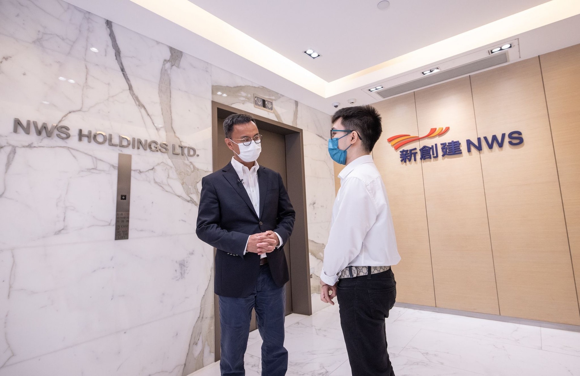 新創建行政總裁 (CEO) 馬紹祥、首席營運總監 (COO)何智恒及首席財務總監 (CFO)林戰百忙抽空,讓三位大學生擔當「工作影子」。 新創建行政總裁 (CEO) 馬紹祥、首席營運總監 (COO)何智恒及首席財務總監 (CFO)林戰百忙抽空,讓三位大學生擔當「工作影子」。